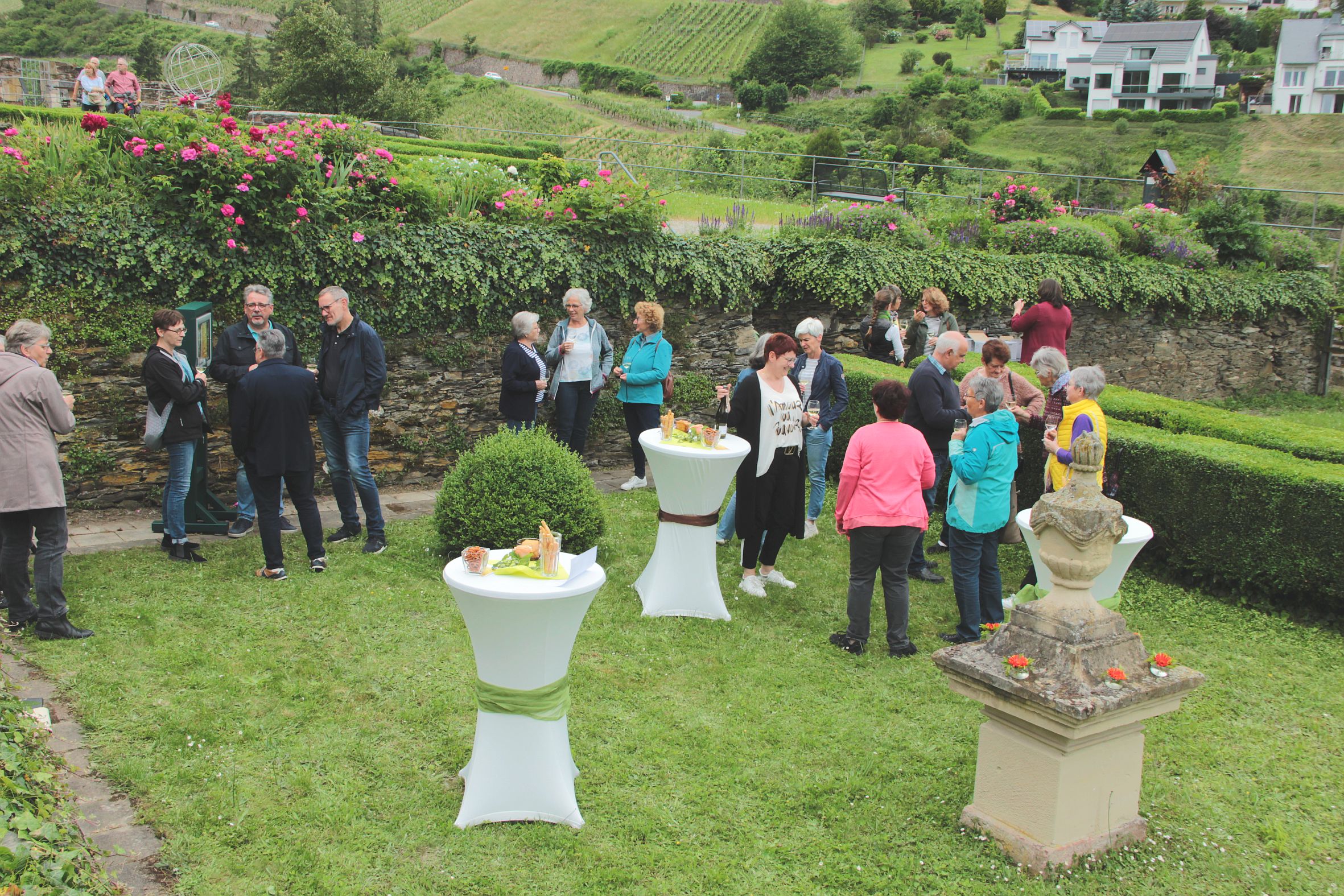Am Oberweseler Martinsberg ist der neue Trauergarten „Aus-Zeit“ eröffnet worden.