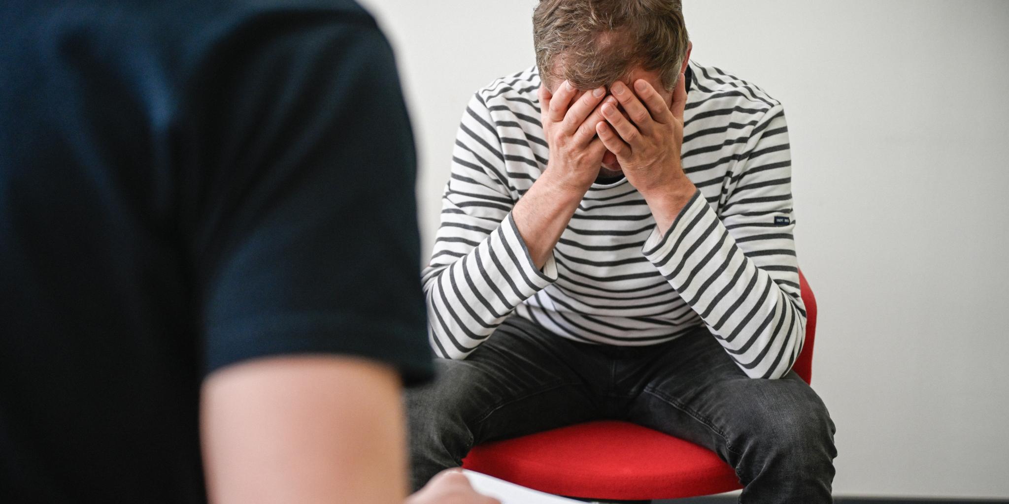 Mann, der sich den Kopf hält, im Gespräch mit Psychiater. (c) Julia Steinbrecht/KNA Mann, der sich den Kopf hält, im Gespräch mit Psychiater.