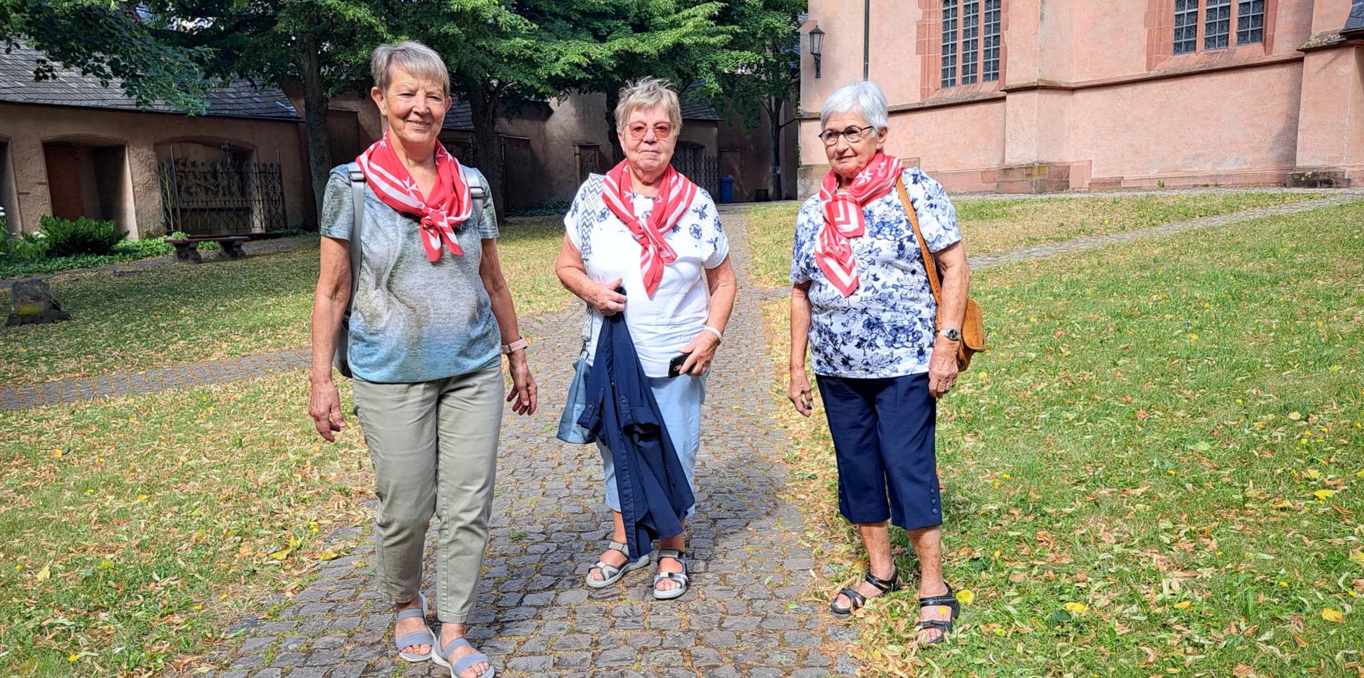 Drei Frauen,  ein Bund:  Hilde Hutfless,  Lydia Sohlbach und Gertrud Staab (von links) treffen sich im Kirchhof  in Kiedrich.