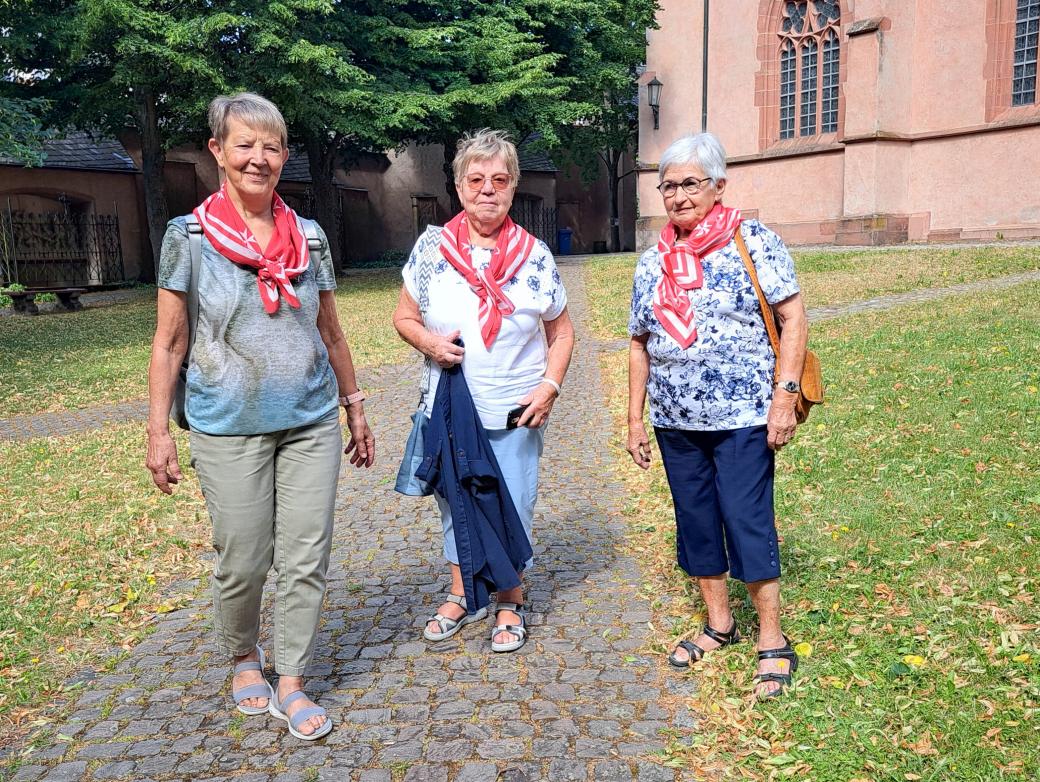 Drei Frauen,  ein Bund:  Hilde Hutfless,  Lydia Sohlbach und Gertrud Staab (von links) treffen sich im Kirchhof  in Kiedrich.