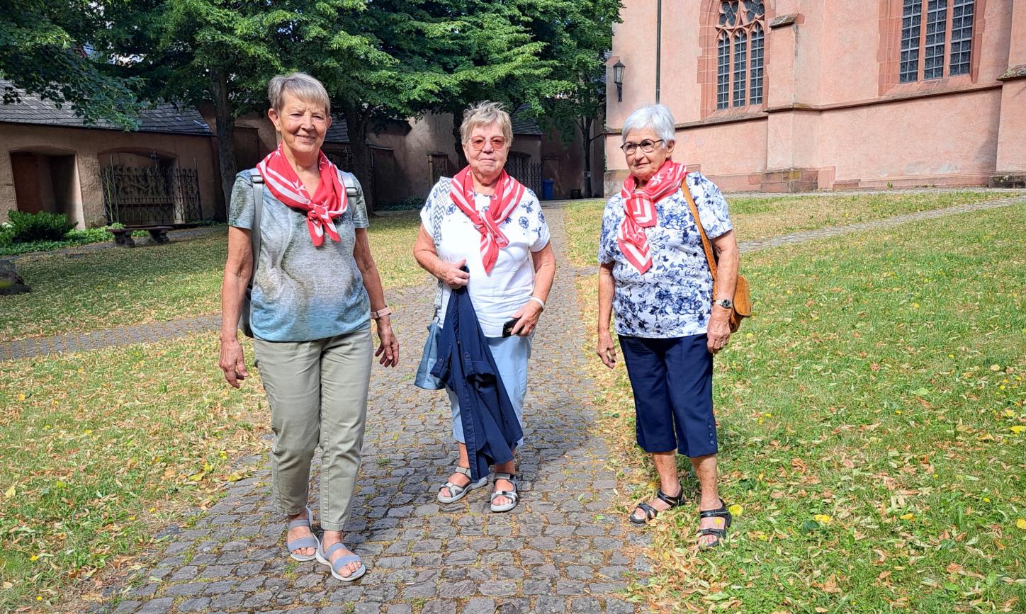 Drei Frauen,  ein Bund:  Hilde Hutfless,  Lydia Sohlbach und Gertrud Staab (von links) treffen sich im Kirchhof  in Kiedrich.
