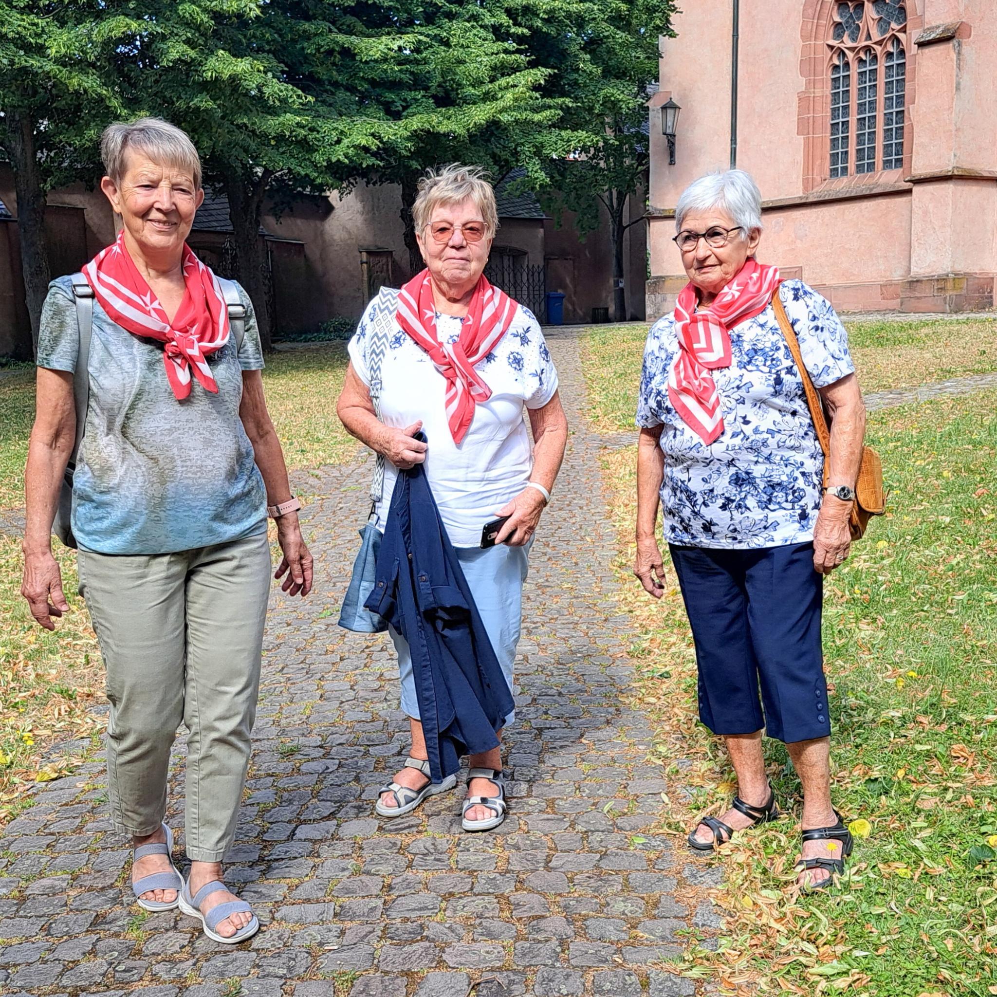 Drei Frauen,  ein Bund:  Hilde Hutfless,  Lydia Sohlbach und Gertrud Staab (von links) treffen sich im Kirchhof  in Kiedrich.