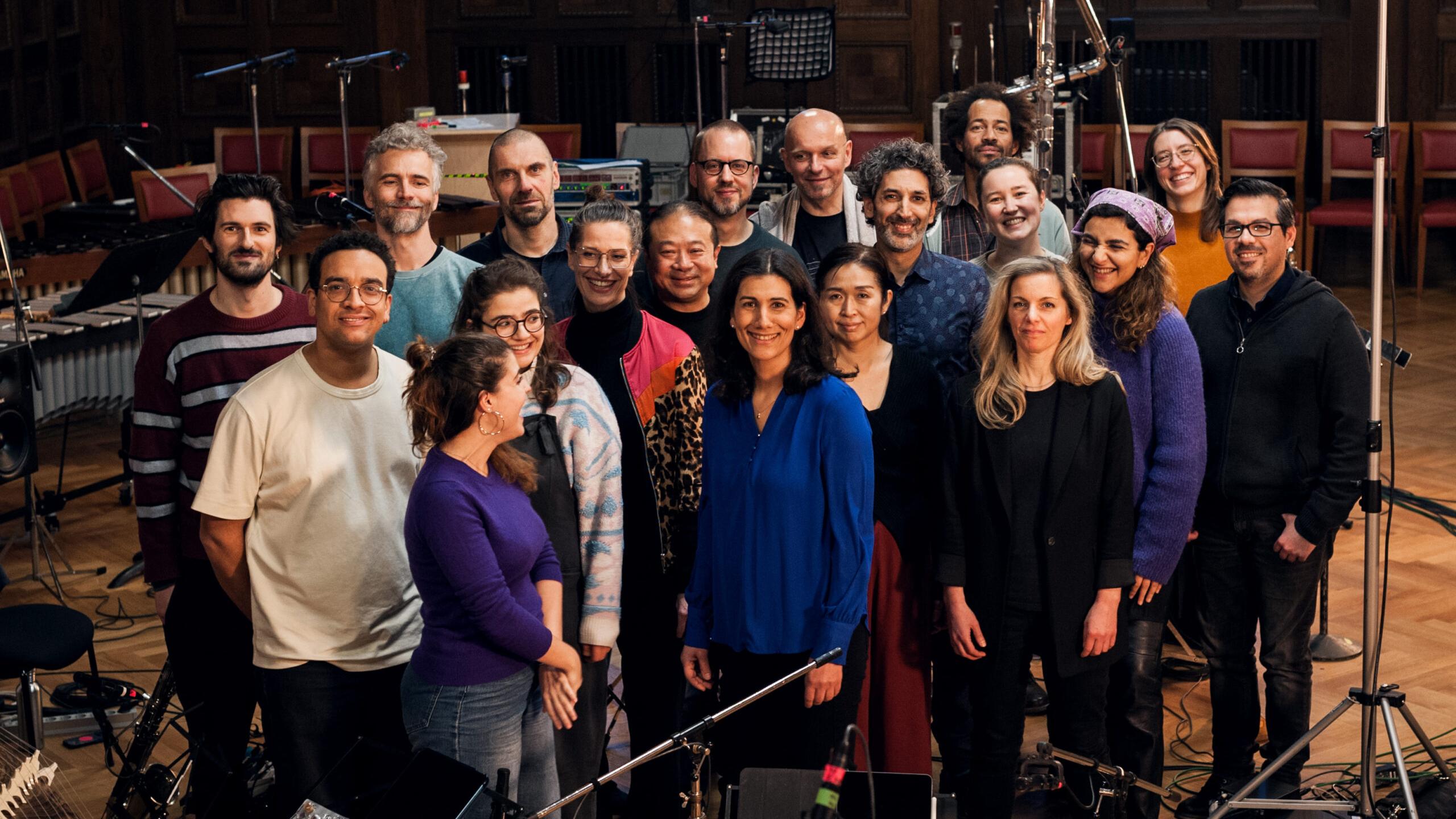 Den Instrumentalpart übernehmen Mitglieder des Trickster Orchestras aus Berlin.