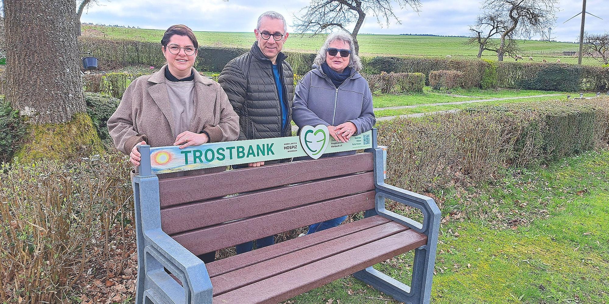 Der Gonzerather Ortsvorsteher Christoph Steinmetz, Elke Weyand vom Christlichen Hospizverein (rechts) und Sarah Günter vom Ambulanten Hospiz an der Trostbank in Morbach- Gonzerath.