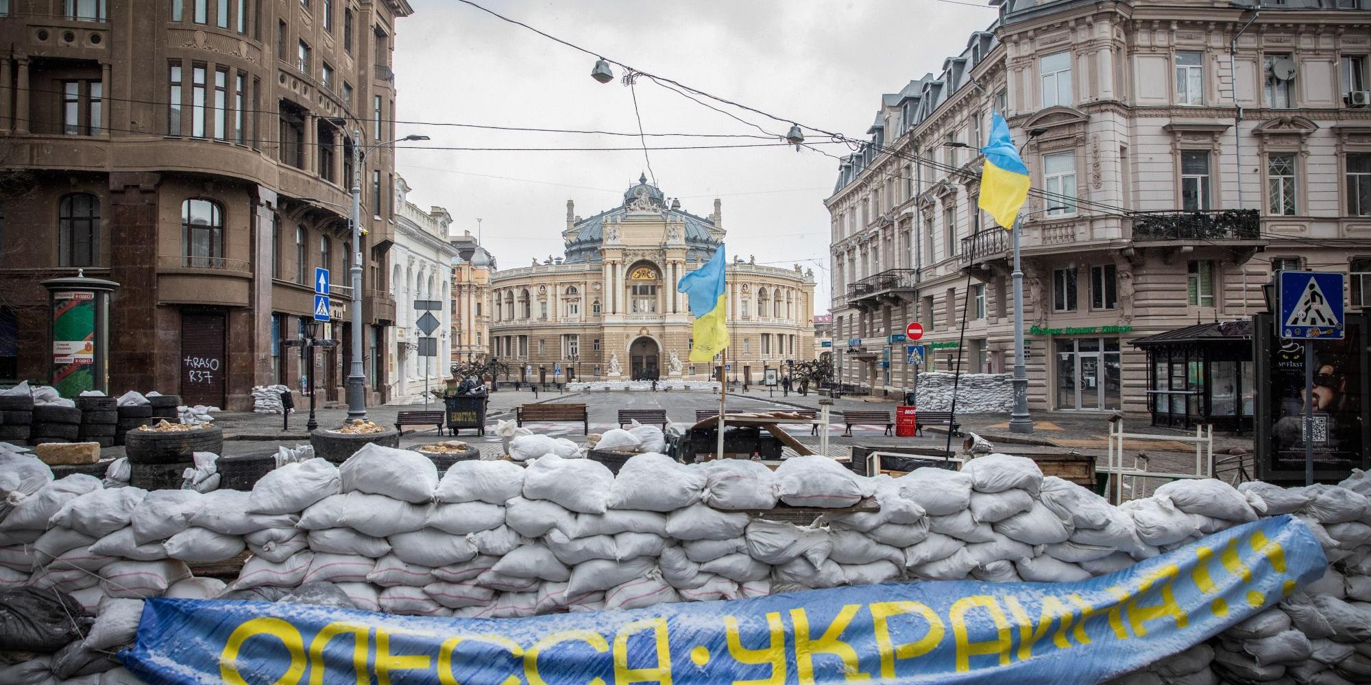 Aufgetürmte Sandsäcke in Odessa (Ukraine), im Hintergrund das historische Opernhaus. Bilder vom Krieg wie dieses verunsichern die Menschen. (c) Francesca Volpi/KNA Aufgetürmte Sandsäcke in Odessa (Ukraine), im Hintergrund das historische Opernhaus. Bilder vom Krieg wie dieses verunsichern die Menschen.