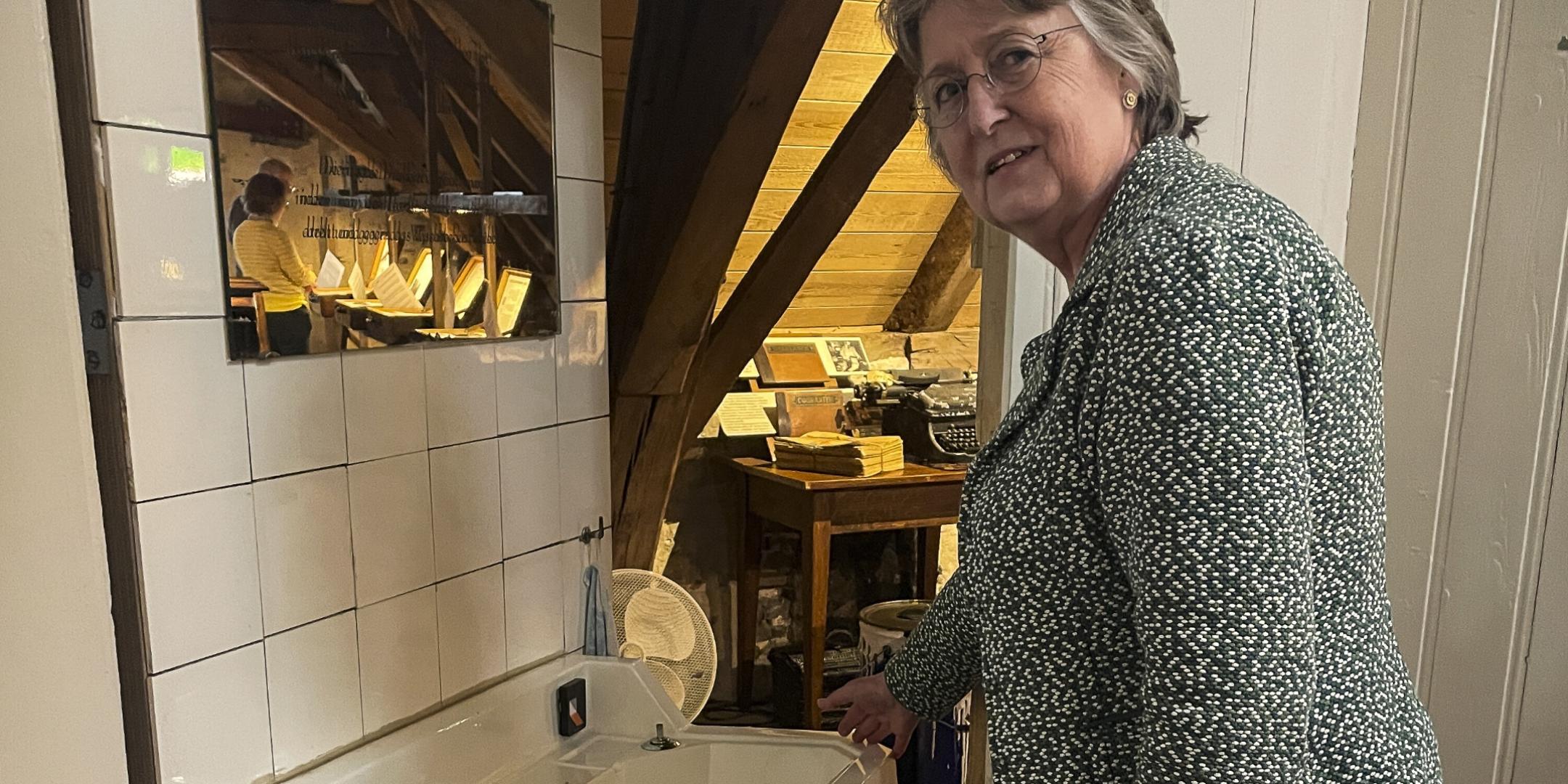 Frouke Harmsen, Mitarbeiterin des Nationalen Untertauchmuseums, geht durch einen getarnten Eingang zum einstigen Fluchtversteck. (c) KNA Frouke Harmsen, Mitarbeiterin des Nationalen Untertauchmuseums, geht durch einen getarnten Eingang zum einstigen Fluchtversteck.