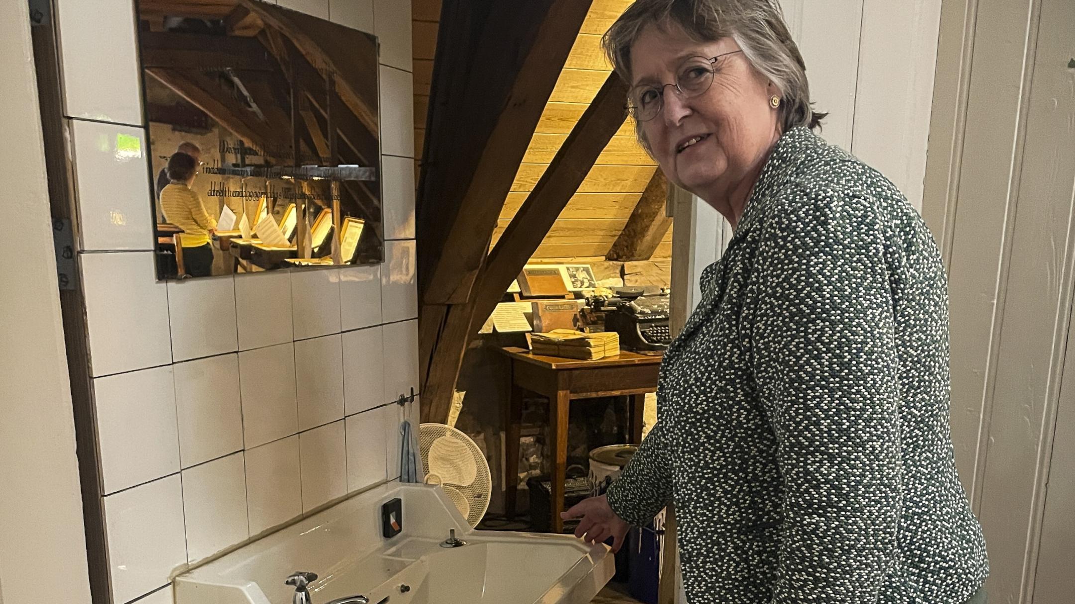 Frouke Harmsen, Mitarbeiterin des Nationalen Untertauchmuseums, geht durch einen getarnten Eingang zum einstigen Fluchtversteck.