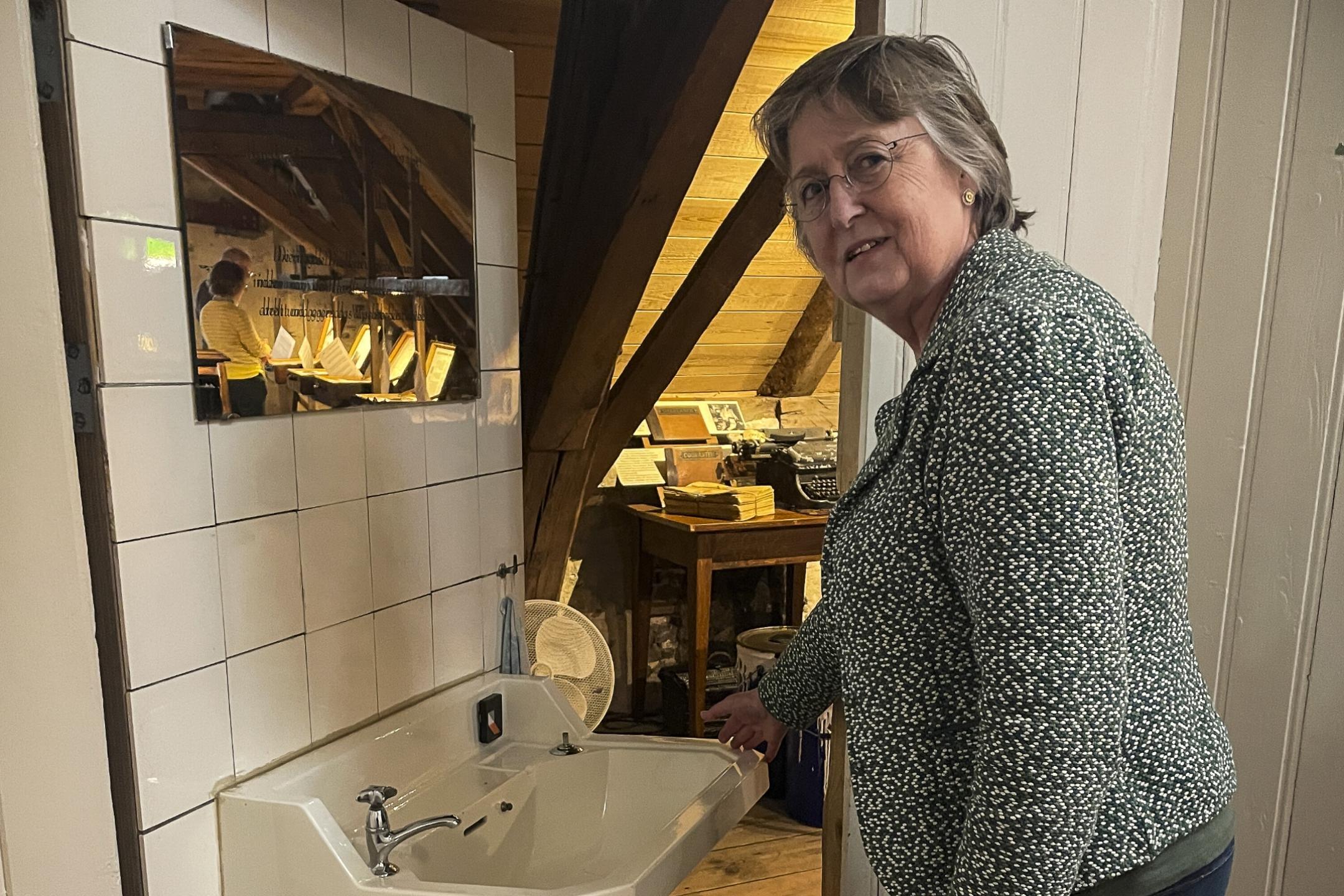 Frouke Harmsen, Mitarbeiterin des Nationalen Untertauchmuseums, geht durch einen getarnten Eingang zum einstigen Fluchtversteck.