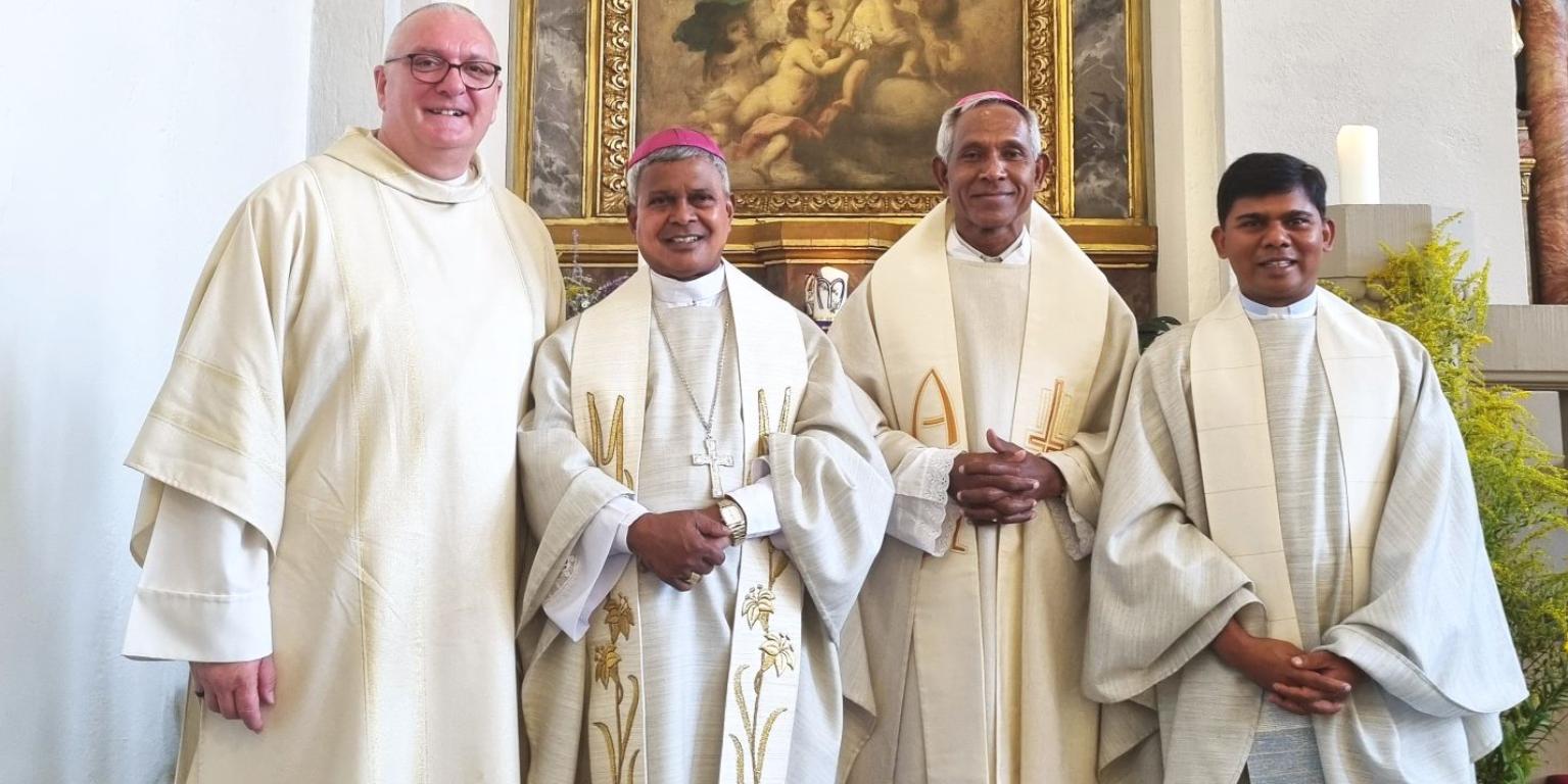 Upendra Digal (rechts) in Völklingen mit Diakon Patrick Winter, Erzbischof John Barwa und Bischof Thelesphore Bilung (von links). (c) Letzel/Pfarrei Upendra Digal (rechts) in Völklingen mit Diakon Patrick Winter, Erzbischof John Barwa und Bischof Thelesphore Bilung (von links).