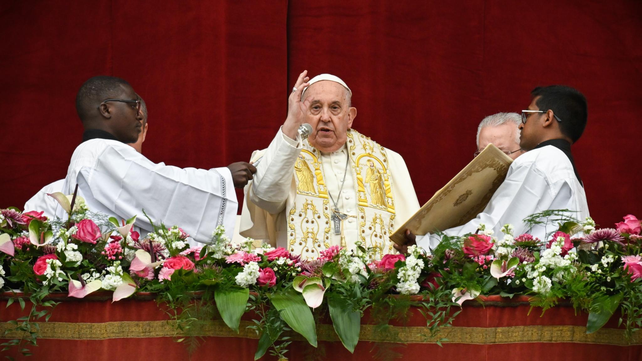 Papst Franziskus spendet an Ostersonntag den Segen „Urbi et orbi“ vom Zentralbalkon des Petersdoms im Vatikan.