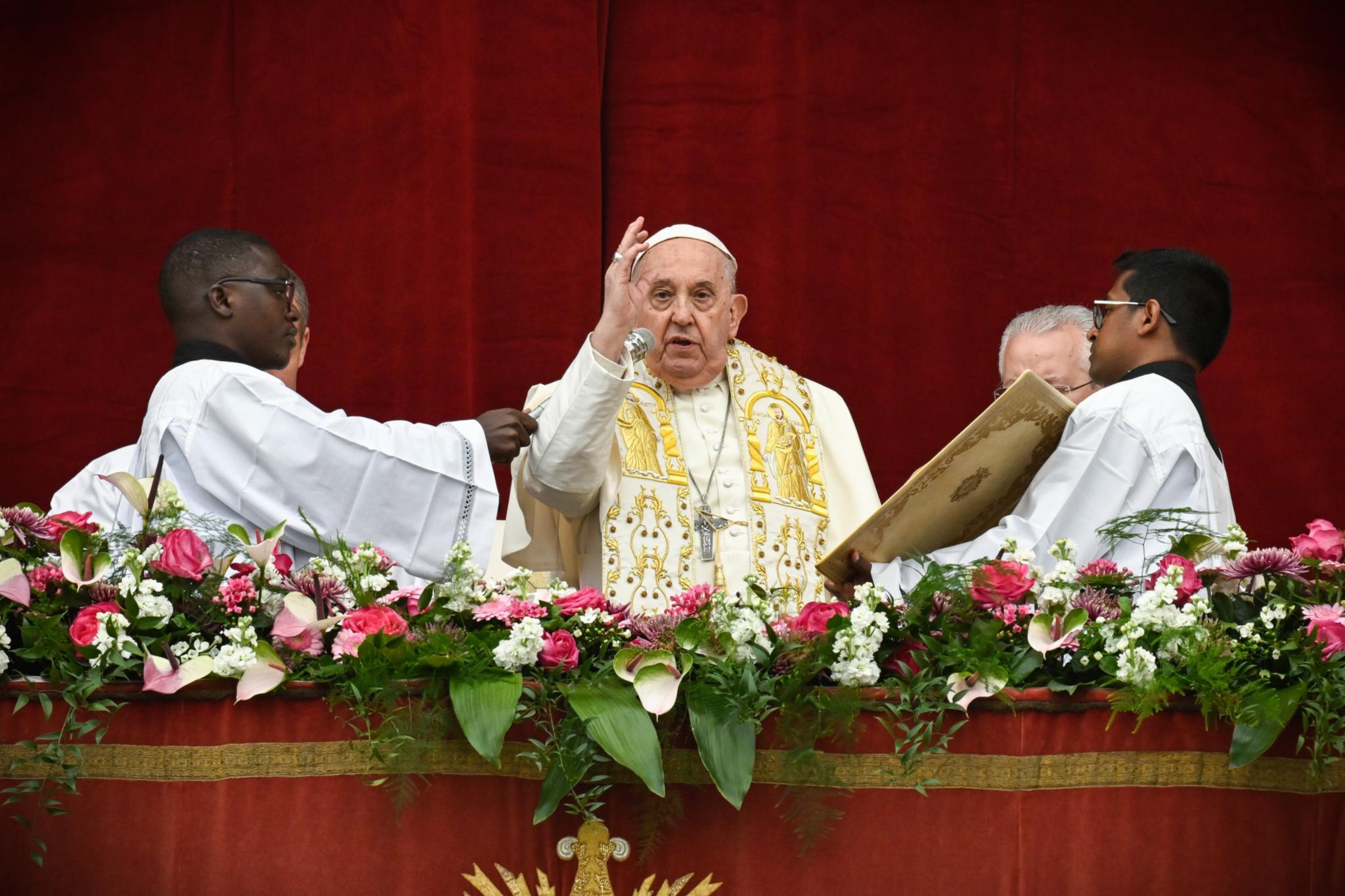 Papst Franziskus spendet an Ostersonntag den Segen „Urbi et orbi“ vom Zentralbalkon des Petersdoms im Vatikan.