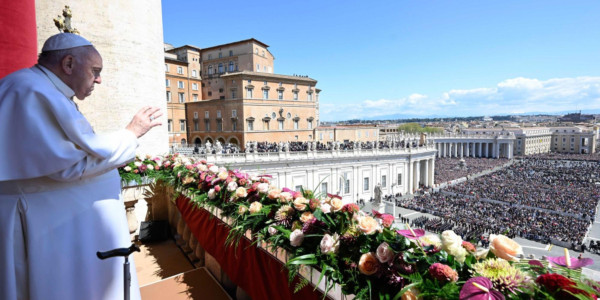 Papst Franziskus spendet den Segen „Urbi et orbi“ vom Zentralbalkon des Petersdoms am 9. April im Vatikan.
