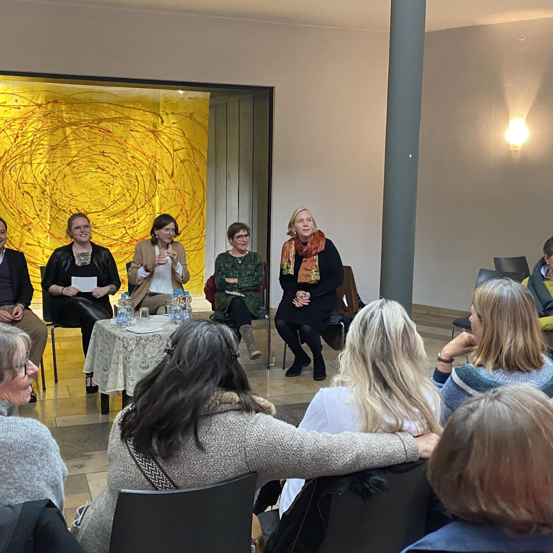 Blick über das Publikum zum Podium