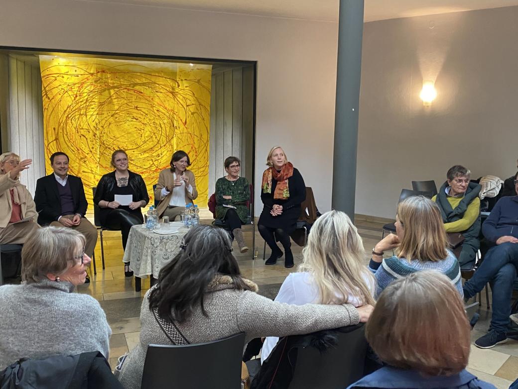 Blick über das Publikum zum Podium