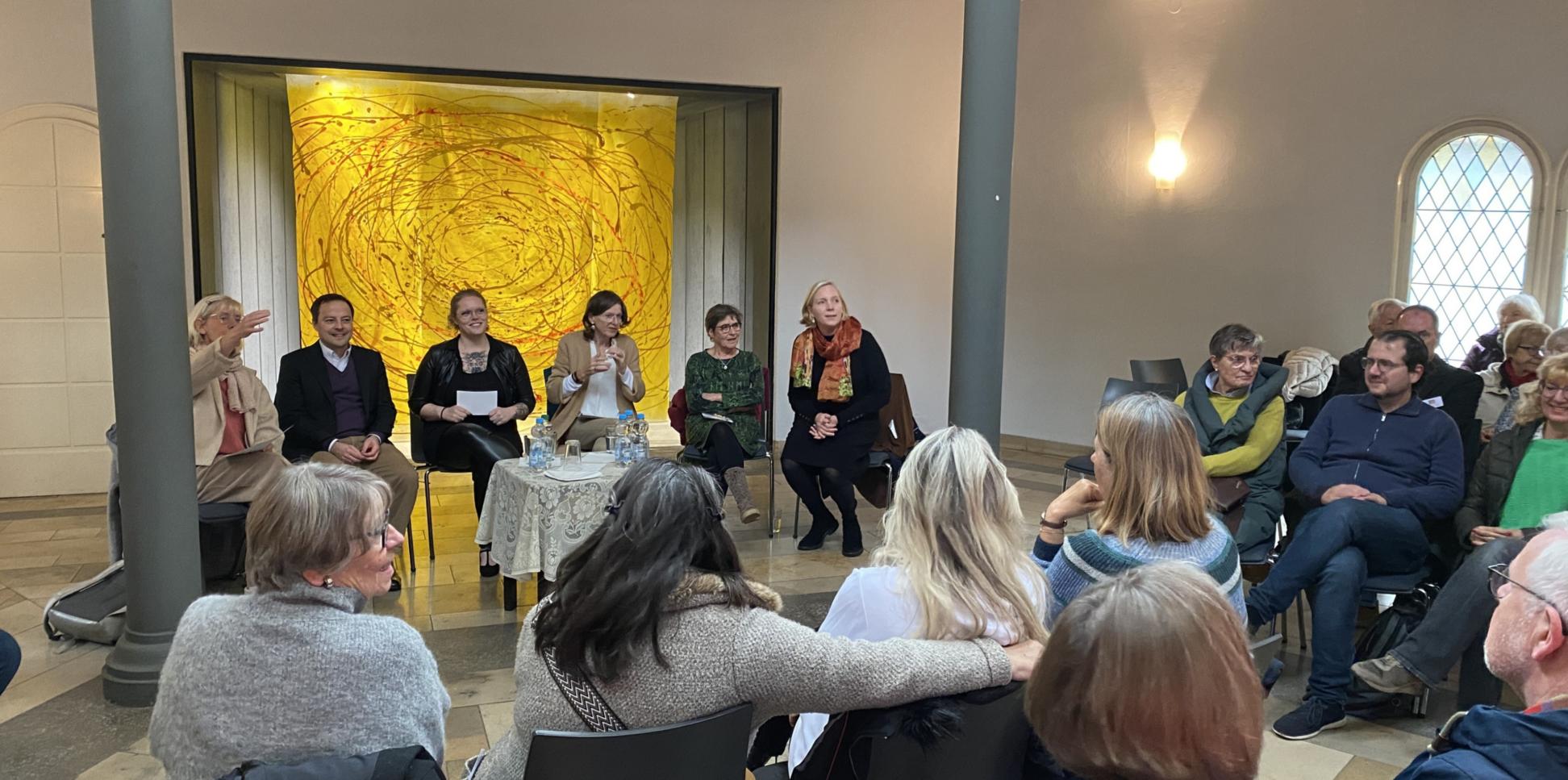 Blick über das Publikum zum Podium