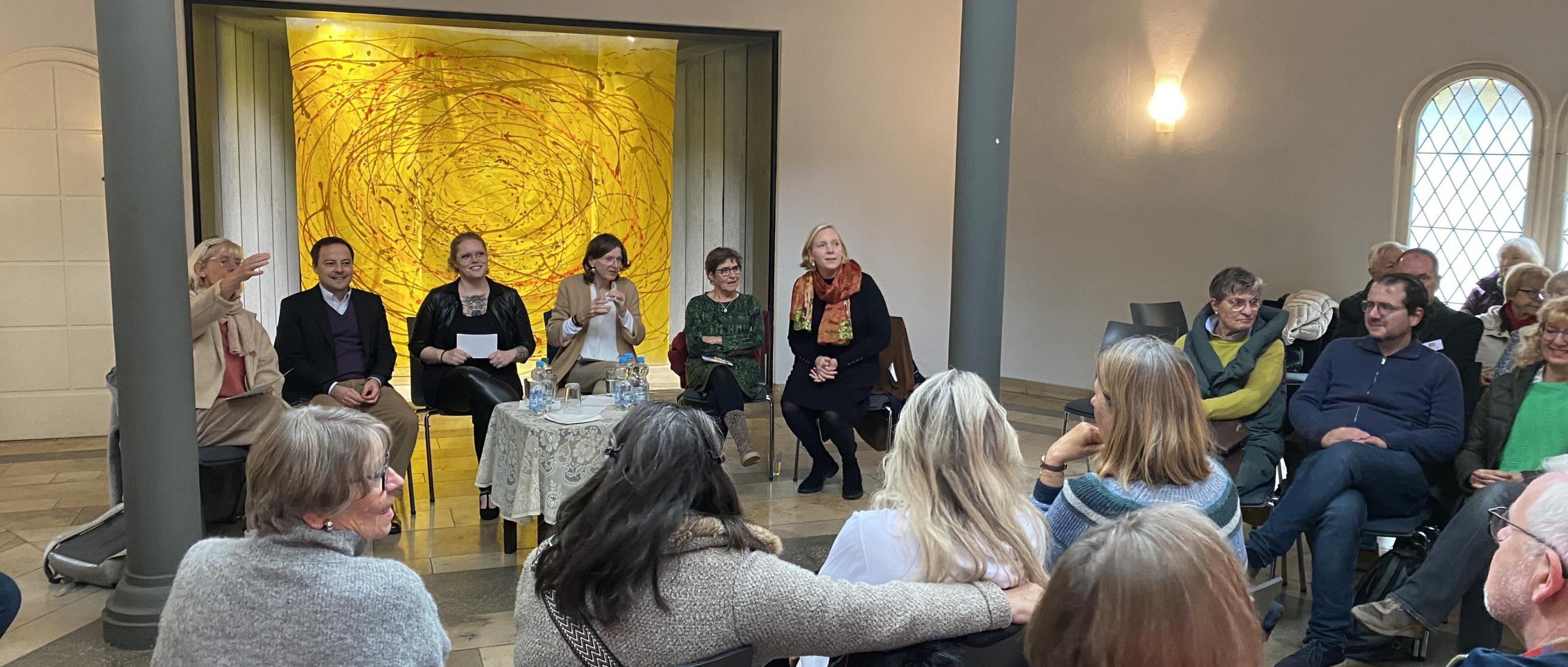 Blick über das Publikum zum Podium