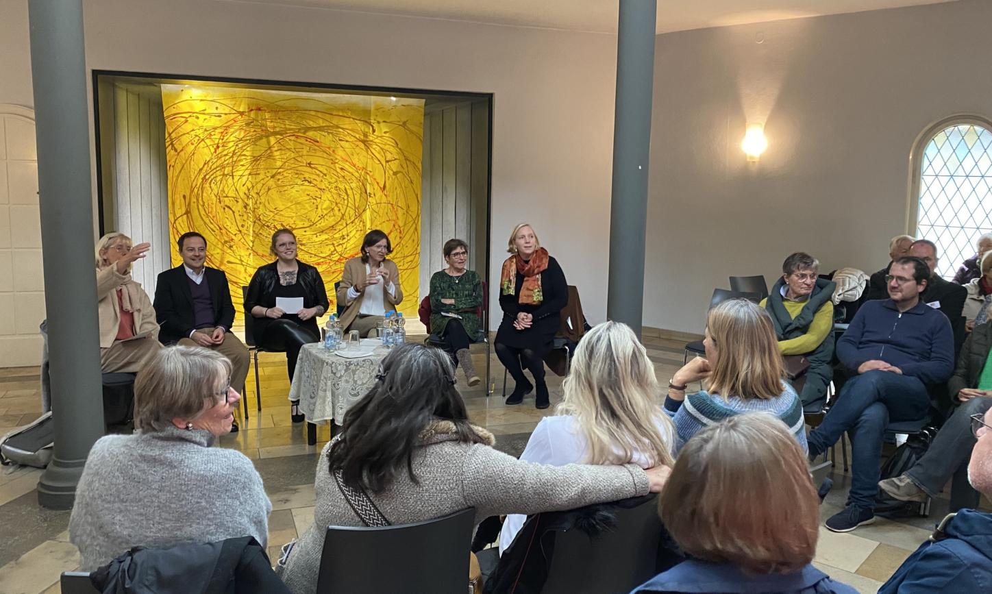 Blick über das Publikum zum Podium