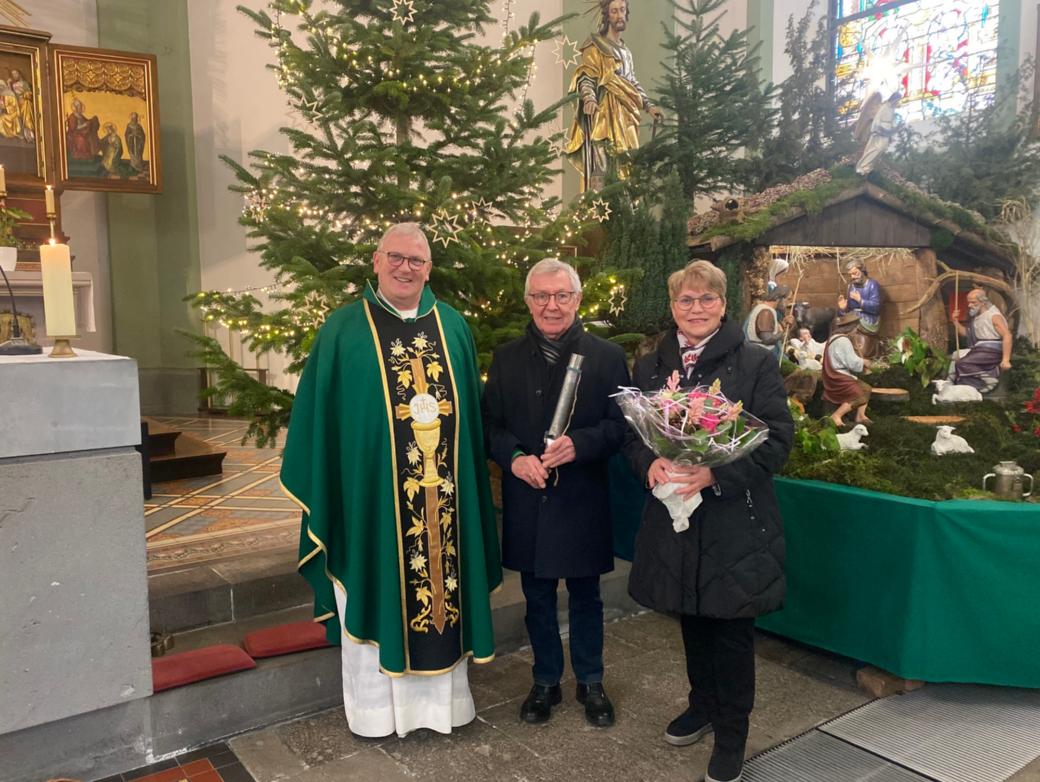 Pastor Dreser überreichte Heinz-Günter Wagner eine Orgelpfeife und dessen Ehefrau Marie-Luise einen Blumenstrauß als Zeichen des Dankes.