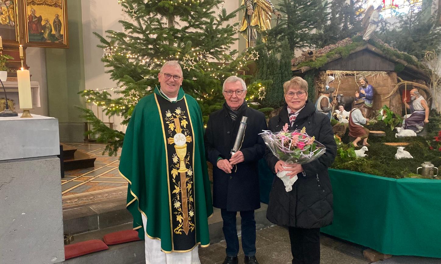 Pastor Dreser überreichte Heinz-Günter Wagner eine Orgelpfeife und dessen Ehefrau Marie-Luise einen Blumenstrauß als Zeichen des Dankes.