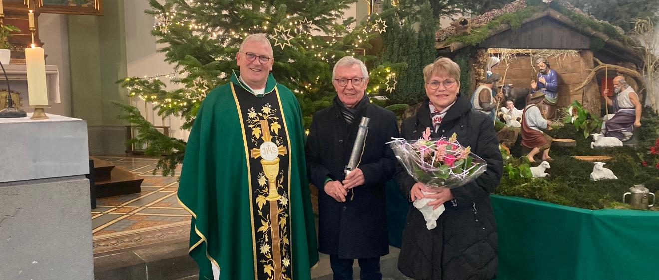 Pastor Dreser überreichte Heinz-Günter Wagner eine Orgelpfeife und dessen Ehefrau Marie-Luise einen Blumenstrauß als Zeichen des Dankes.