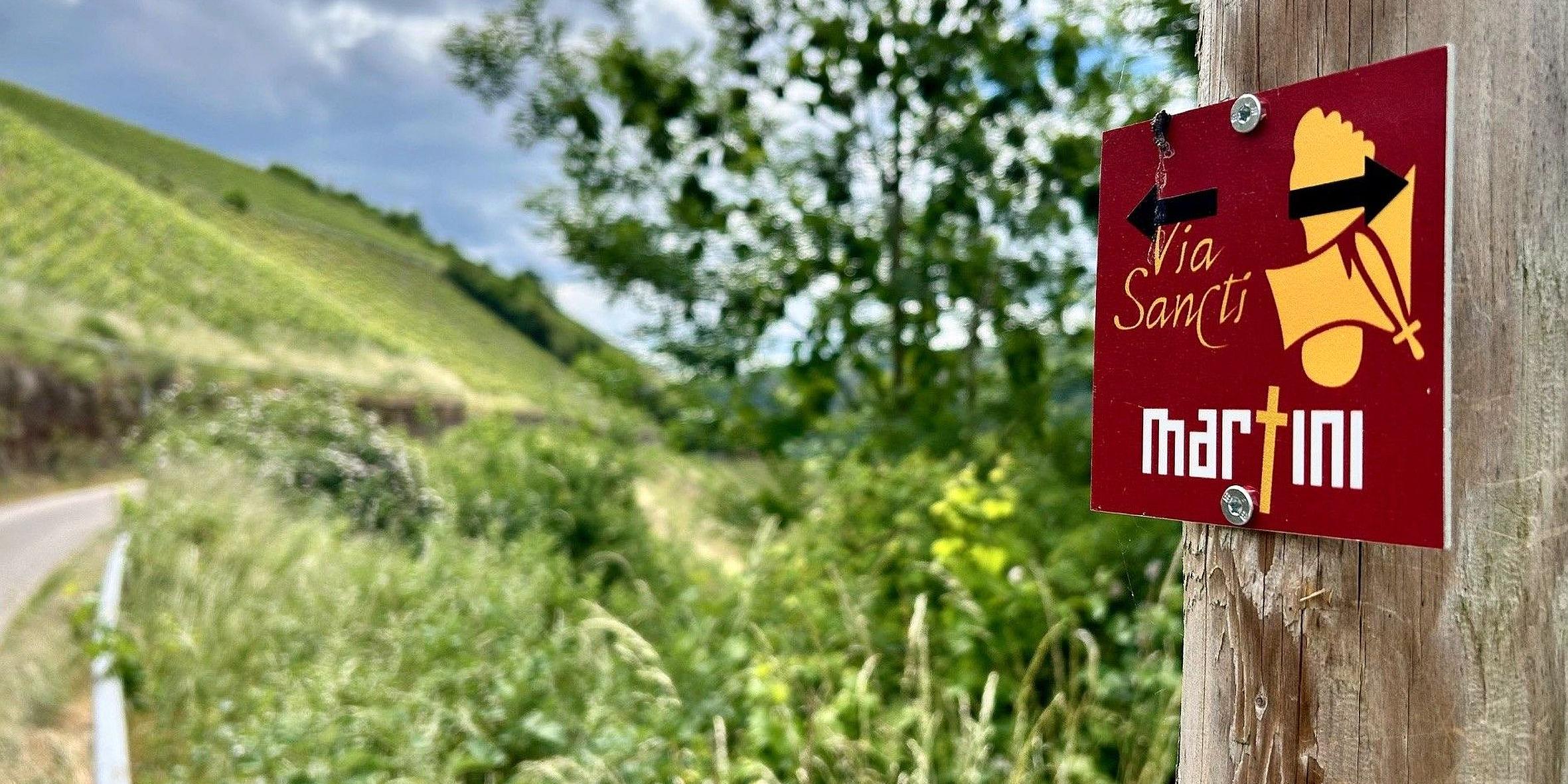 Kleine rote Hinweisschilder weisen Pilger und Spaziergänger auf die Streckenführung des Europäischen Martinswegs hin. (c) Archiv Christoph Eiffler Kleine rote Hinweisschilder weisen Pilger und Spaziergänger auf die Streckenführung des Europäischen Martinswegs hin.