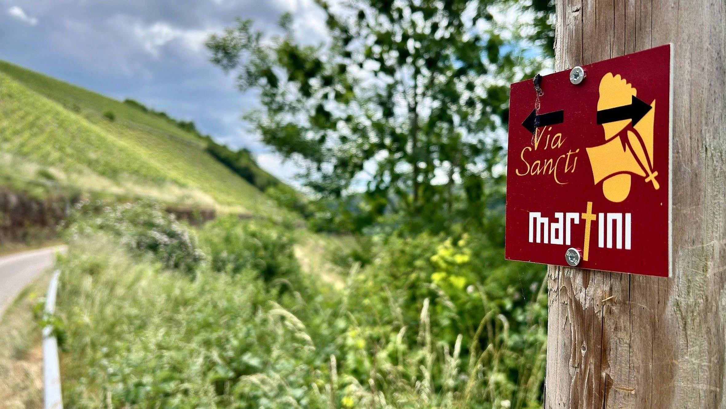 Kleine rote Hinweisschilder weisen Pilger und Spaziergänger auf die Streckenführung des Europäischen Martinswegs hin.