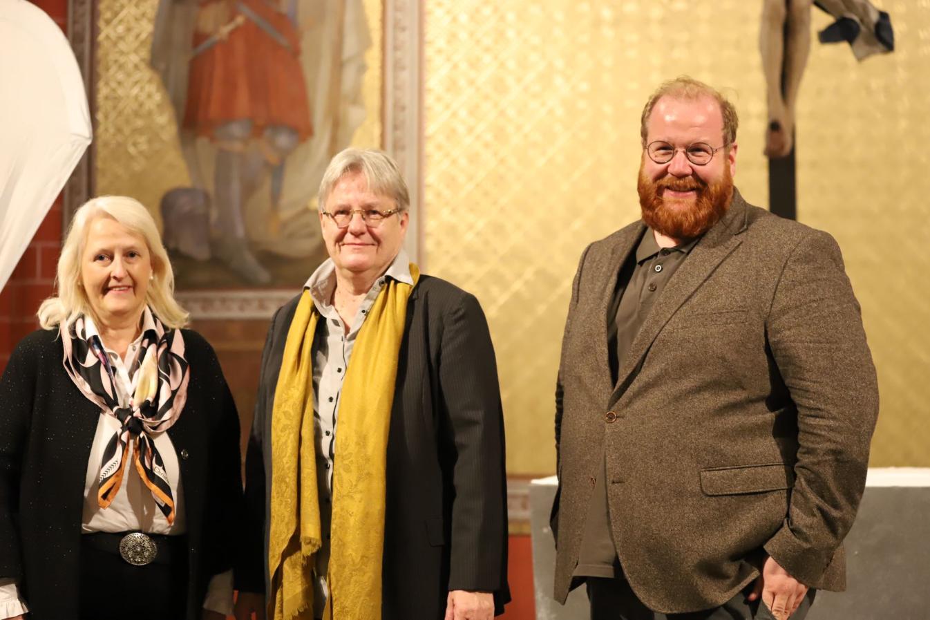 Beim Vortrag in der Trierer Marktkirche St. Gangolf: KEB-Leiterin Katharina Zey-Wortmann, Referentin Prof. Barbara Welzel und Kulturdezernent Markus Nöhl (von links).