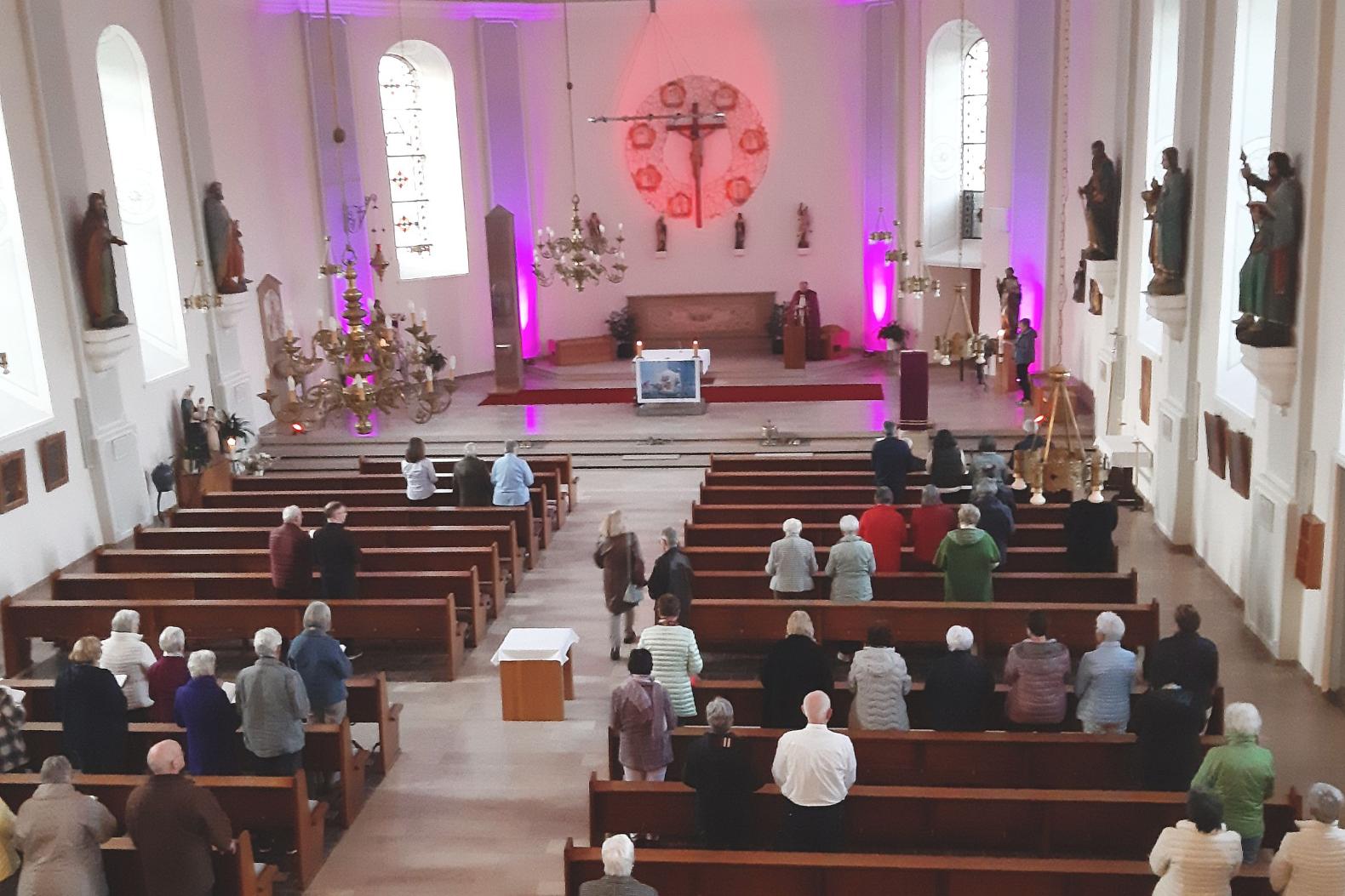 Blick von oben in eine Kirche Richtung Altar