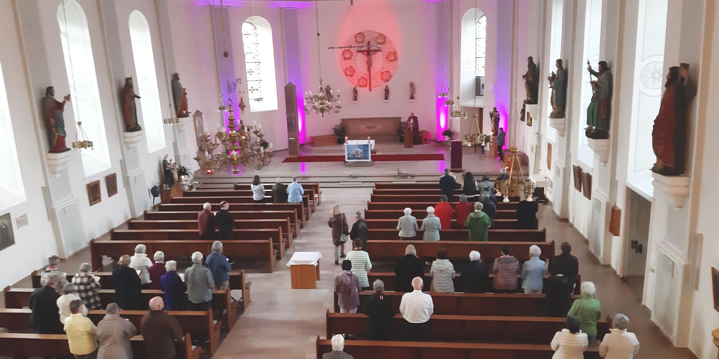 Blick von oben in eine Kirche Richtung Altar