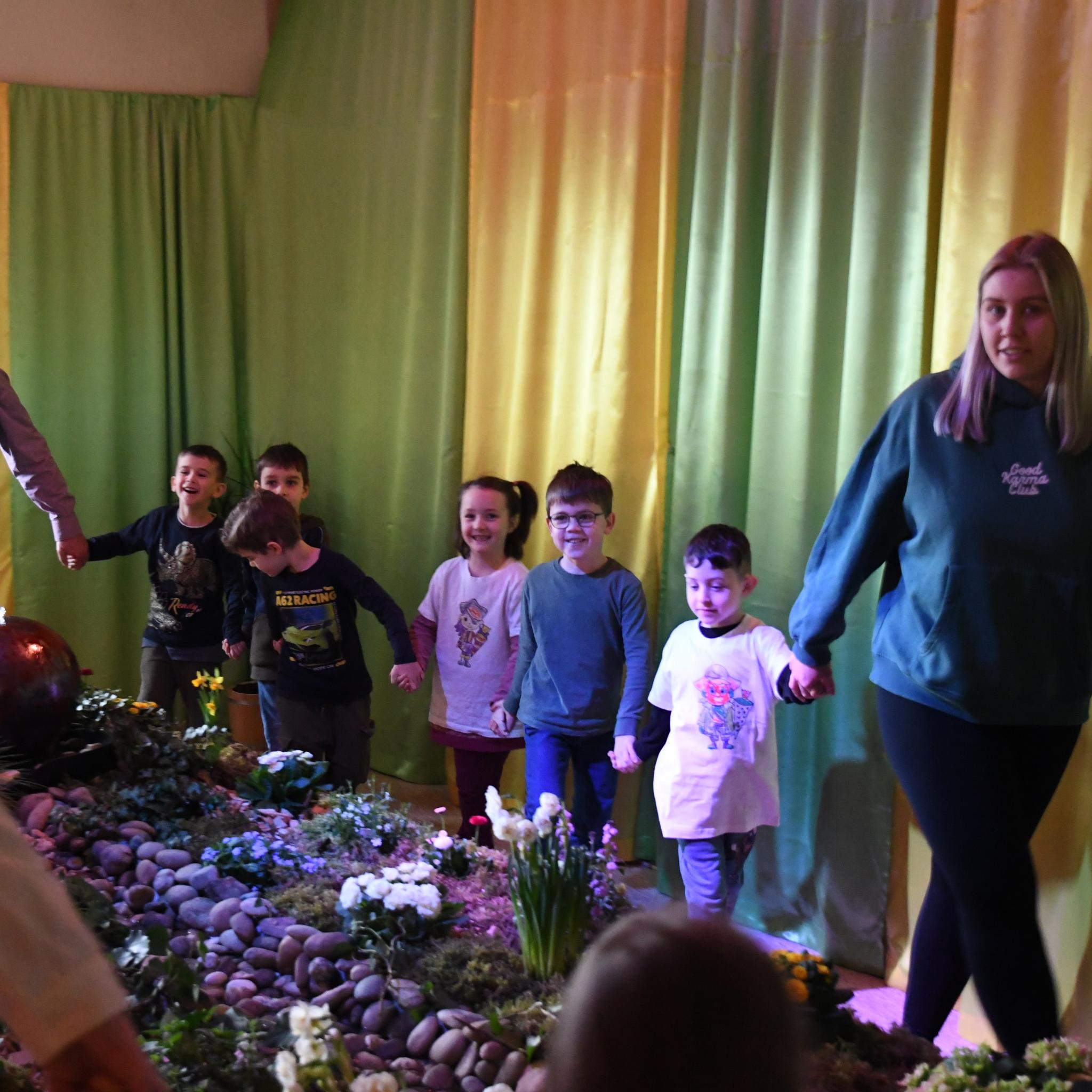 Die Kinder der Kita St. Theresia tanzen mit ihren Erzieherinnen und Hermann Holzemer einen Reigen.