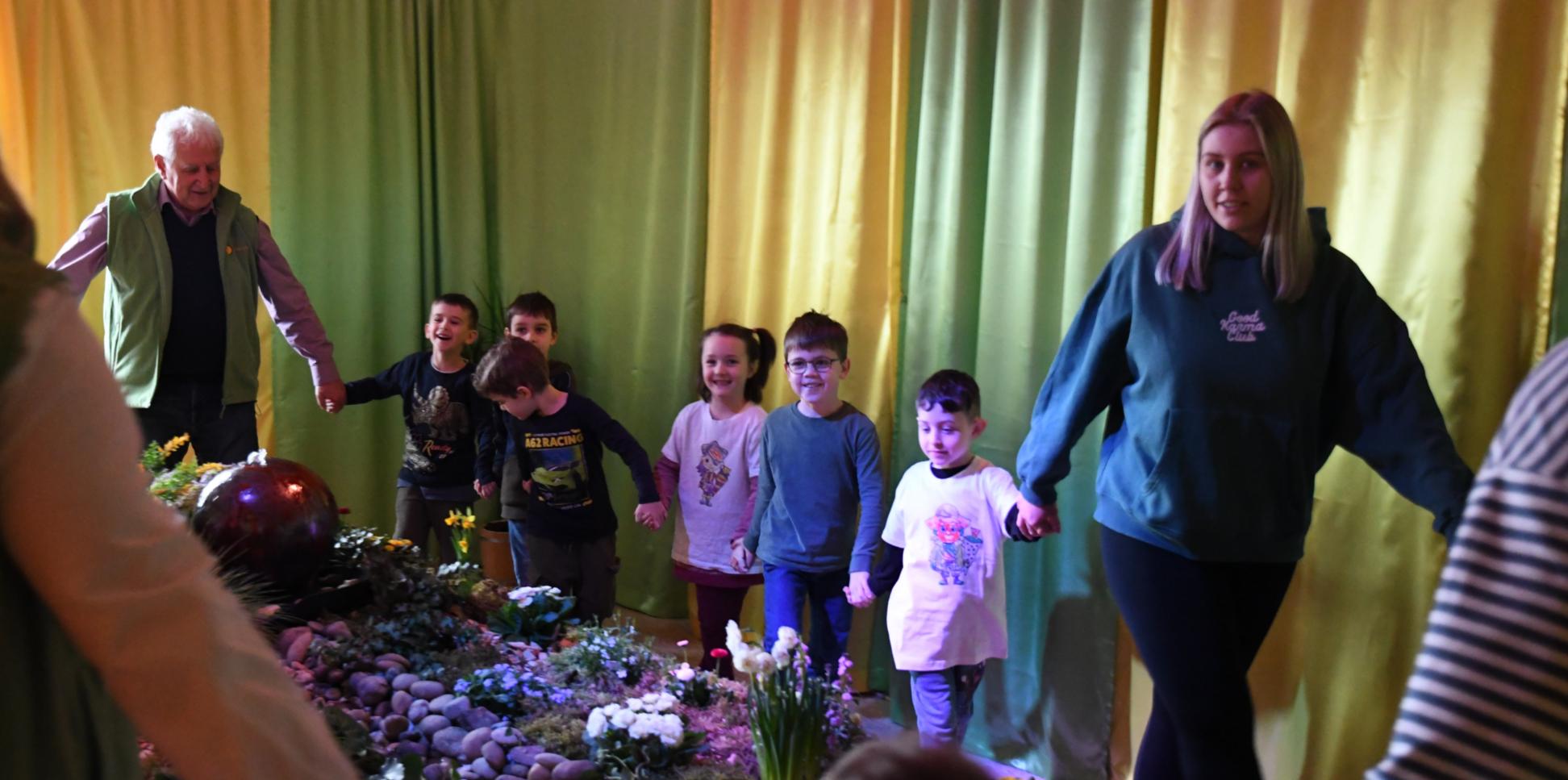 Die Kinder der Kita St. Theresia tanzen mit ihren Erzieherinnen und Hermann Holzemer einen Reigen.