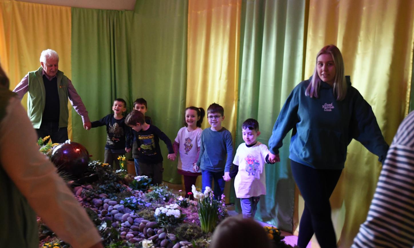 Die Kinder der Kita St. Theresia tanzen mit ihren Erzieherinnen und Hermann Holzemer einen Reigen.