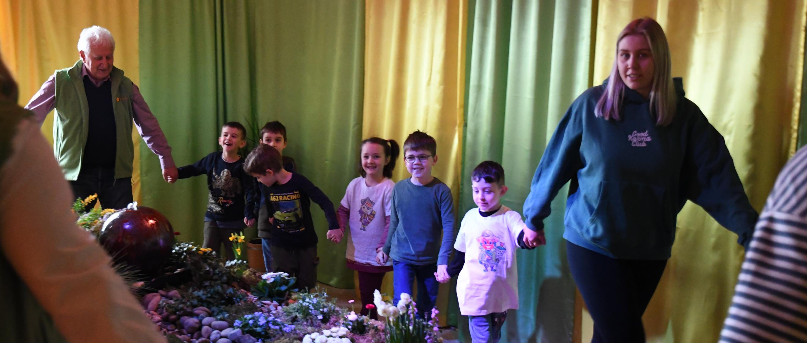 Die Kinder der Kita St. Theresia tanzen mit ihren Erzieherinnen und Hermann Holzemer einen Reigen.