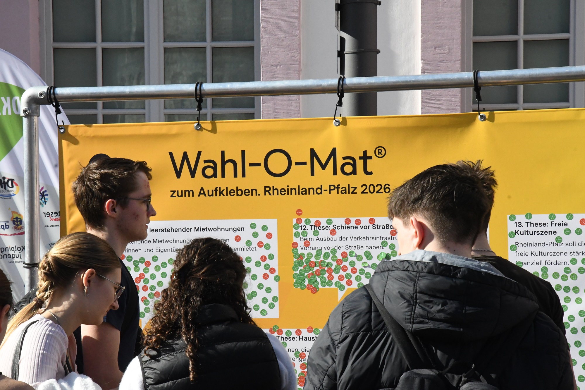 Jugendliche vor dem Wahl-O-Mat-Plakat.