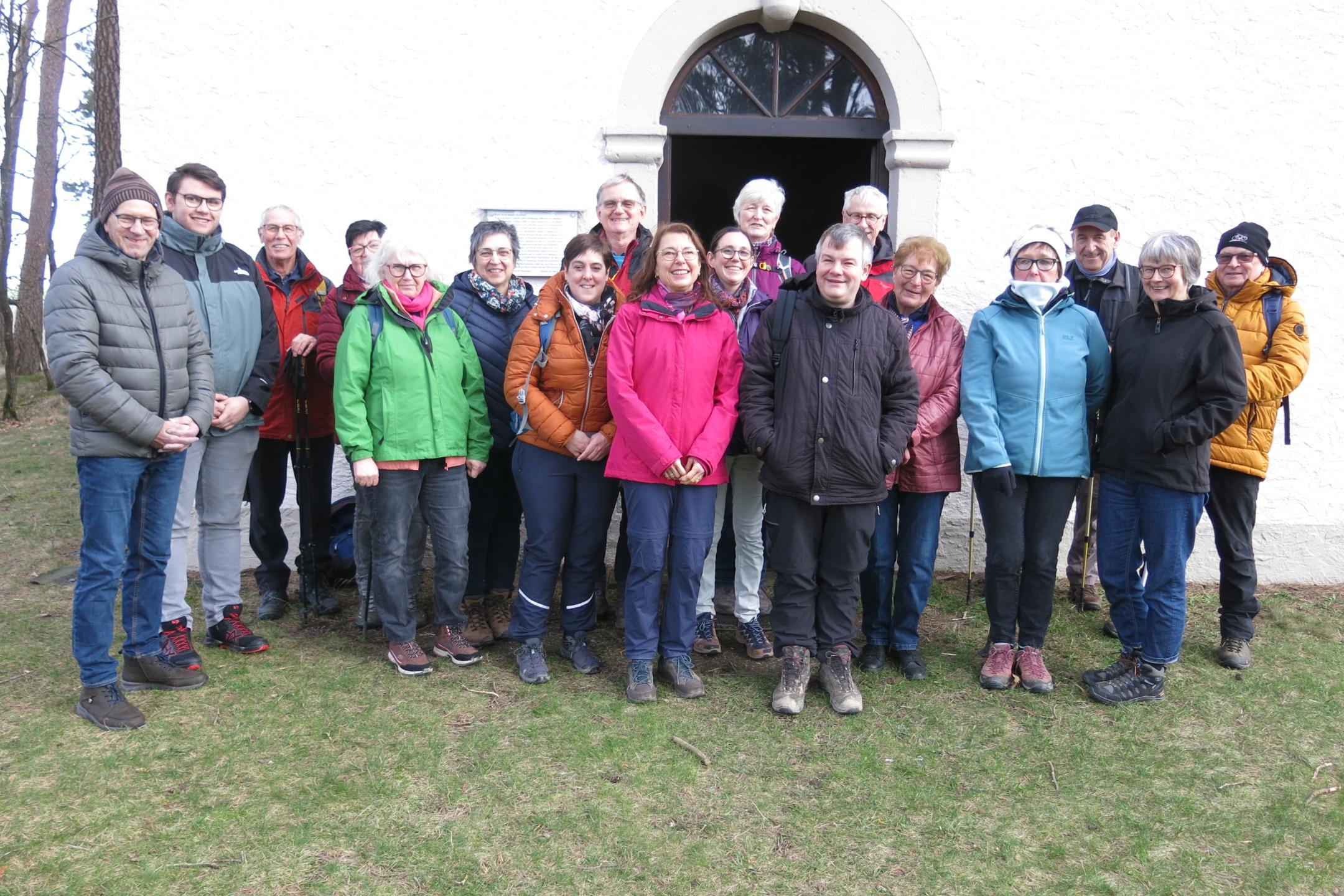 Die Teilnehmerinnen und Teilnehmer der ersten Wander-Kirche in dieser Fastenzeit machen sich nach dem Gottesdienst auf den Weg der Königsfeldschleife rund um Rascheid.
