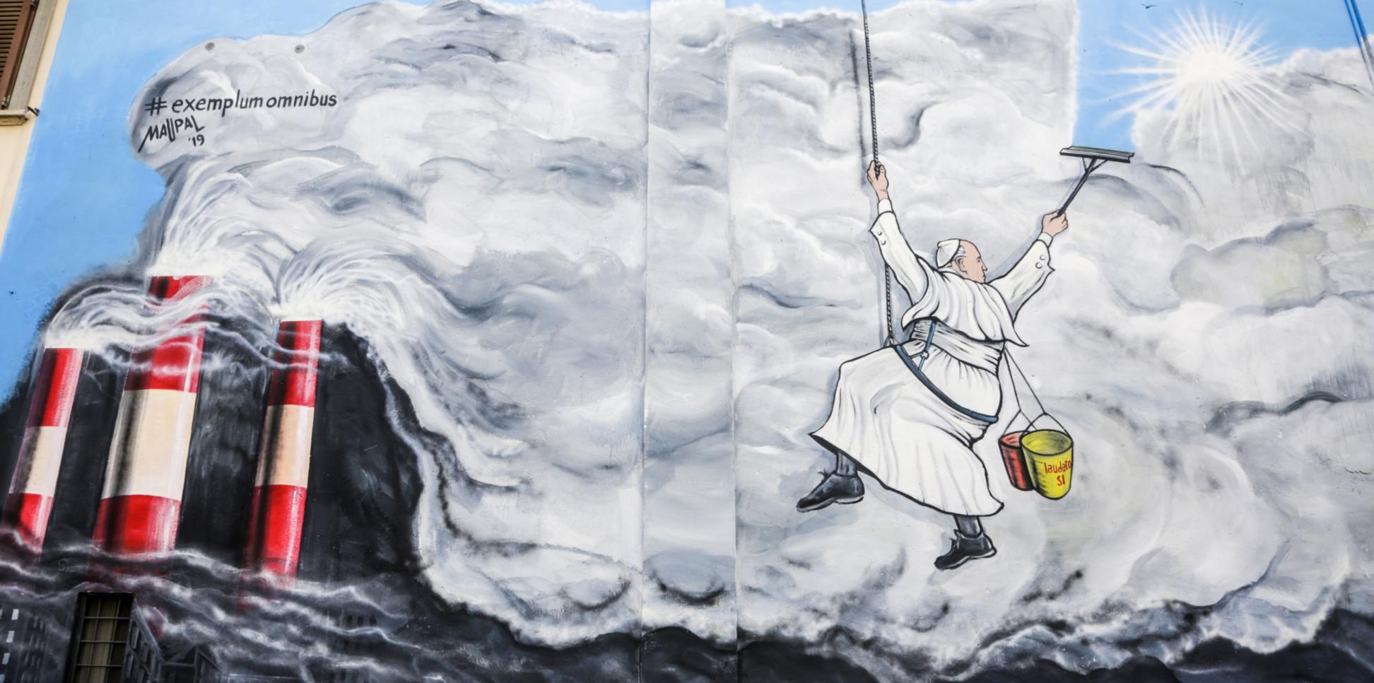 Das Wandgemälde zeigt Papst Franziskus, der wie ein Fensterputzer an einem Seil hängt und Smog wegwischt, so dass blauer Himmel und Sonne zum Vorschein kommen.