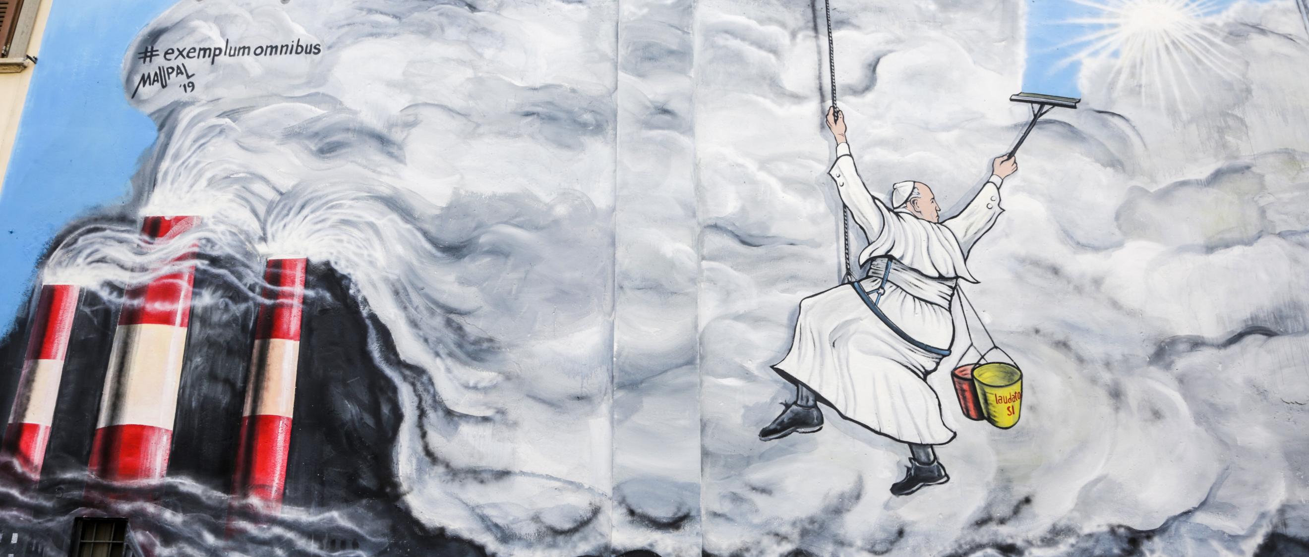 Das Wandgemälde zeigt Papst Franziskus, der wie ein Fensterputzer an einem Seil hängt und Smog wegwischt, so dass blauer Himmel und Sonne zum Vorschein kommen.