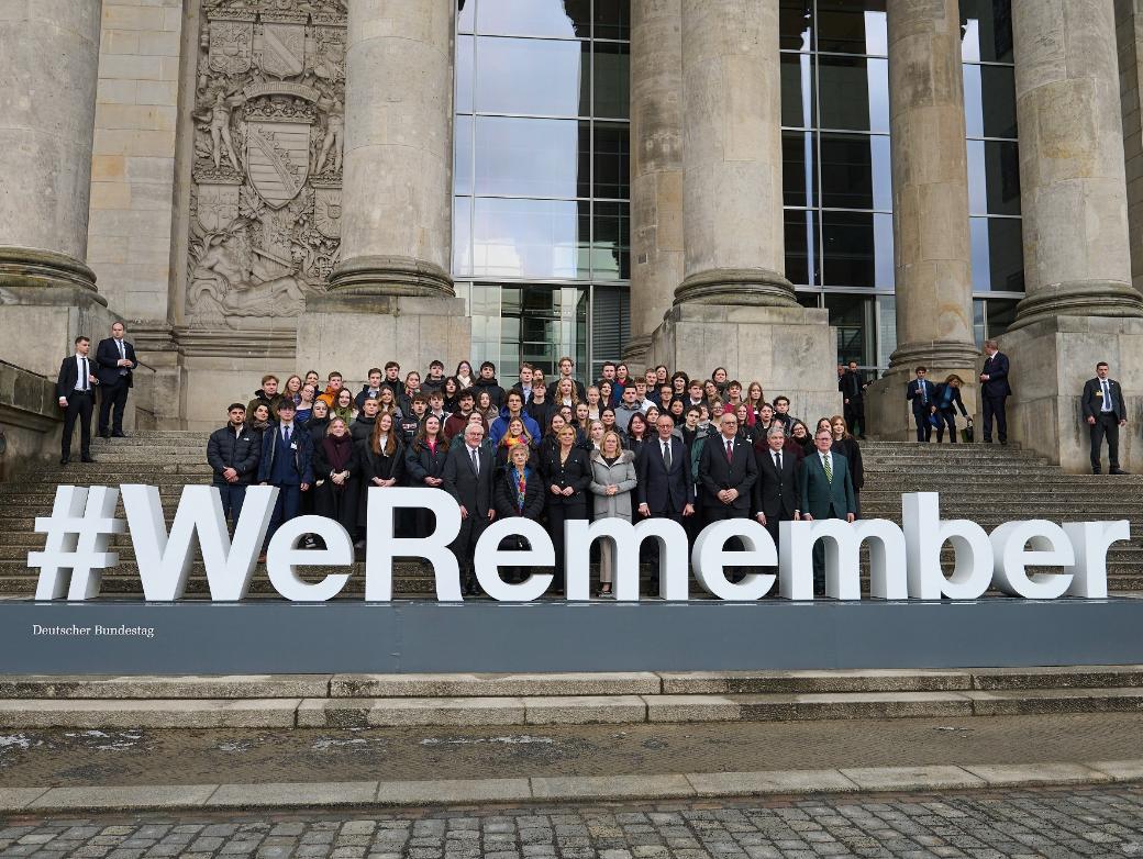 Bundestagsabgeornete auf der Reichstagstreppe vor Schriftzug 'WeRemember
