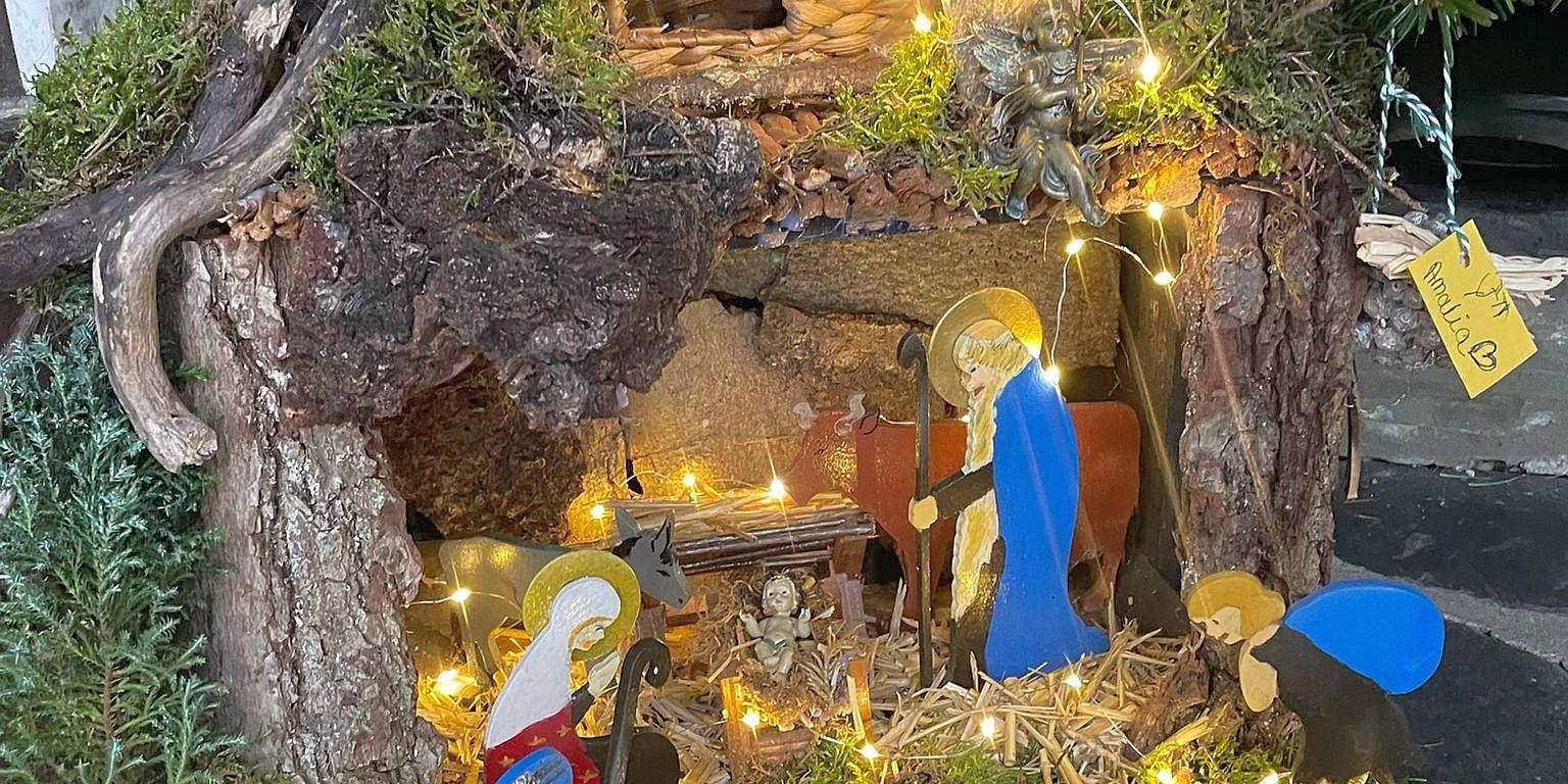 Mit kleinen Lichtern beleuchtete Weihnachtskrippe (c) privat Mit kleinen Lichtern beleuchtete Weihnachtskrippe