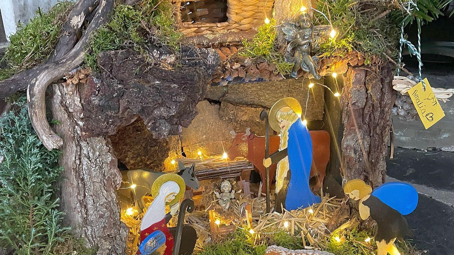 Mit kleinen Lichtern beleuchtete Weihnachtskrippe