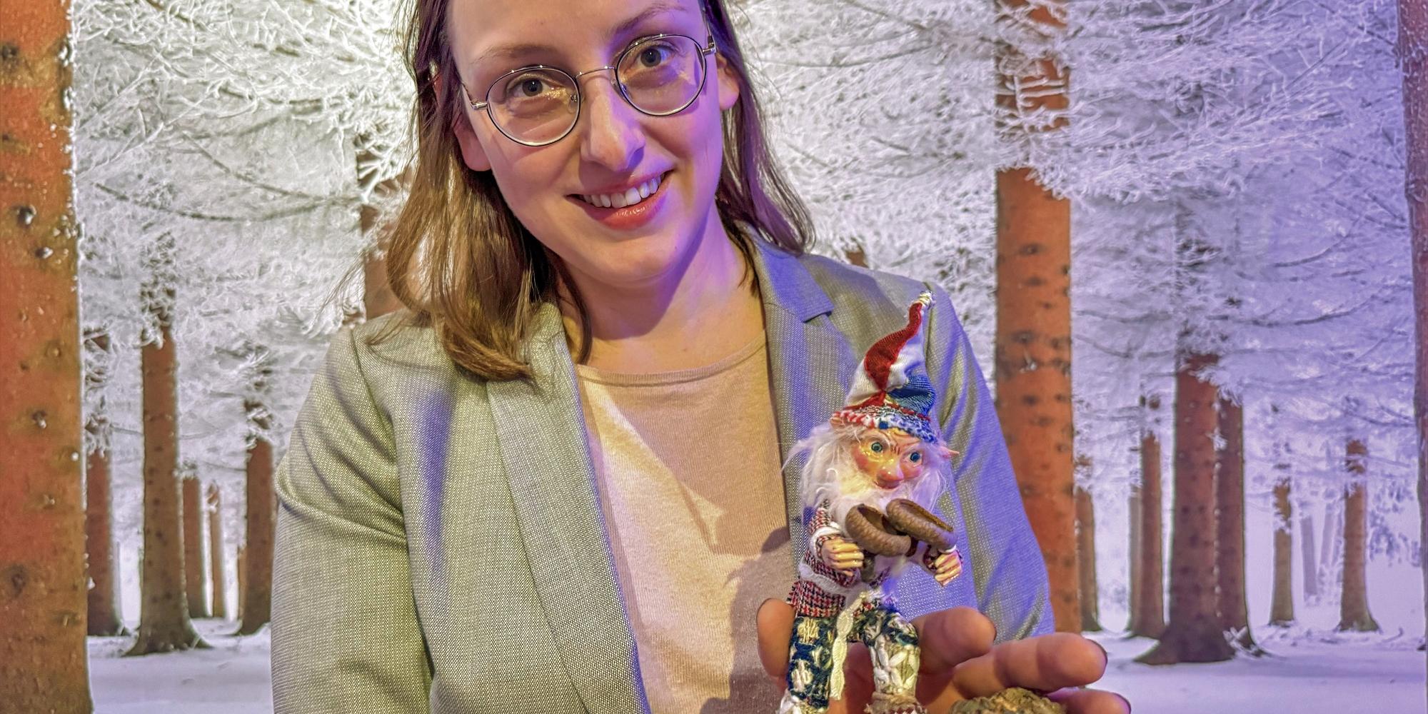 Kirstin Jakob, Kuratorin der Ausstellung, mit Wichtel Snorre.