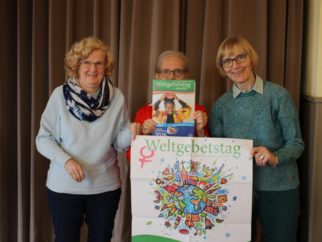 Christine Vorländer (Neuweiler), Karin Klein (Elversberg) und Christiane  Siewert (Sulzbach, von links) präsentieren Flyer und Plakat zurm Weltgebetstag.