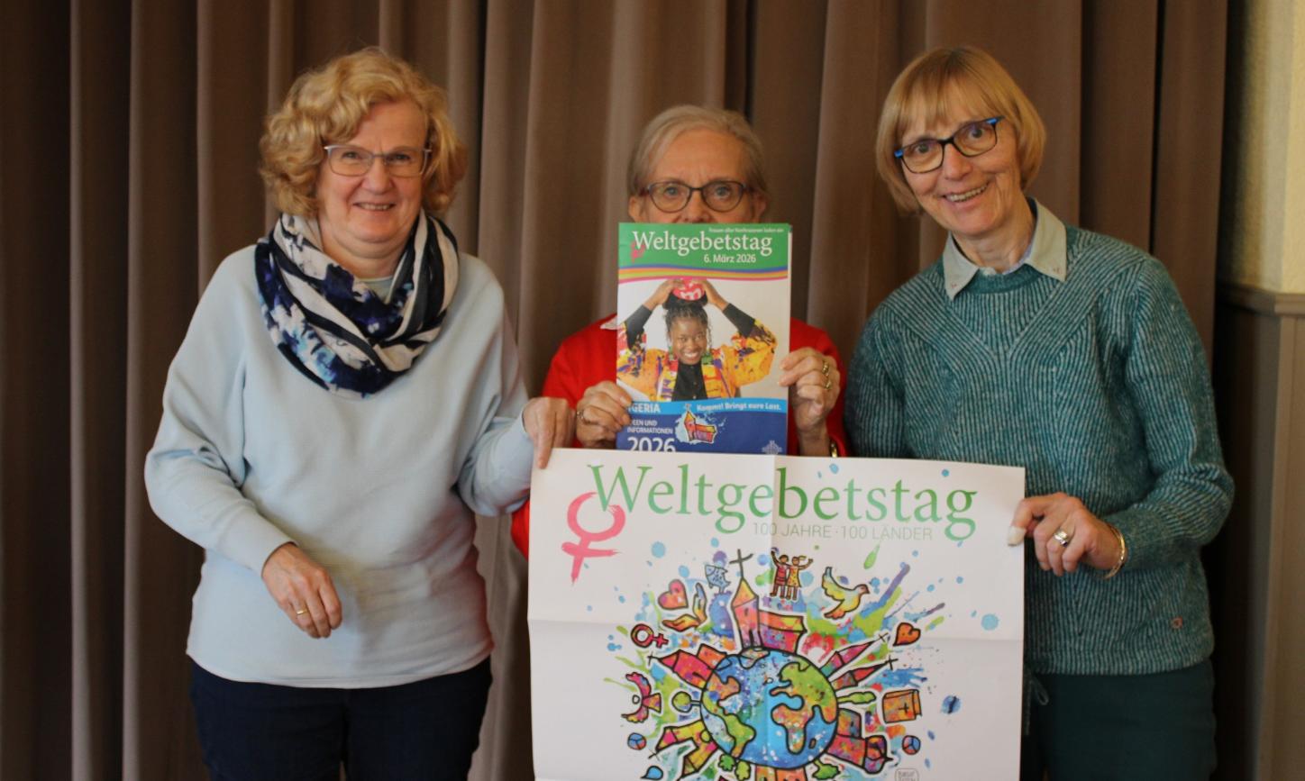 Christine Vorländer (Neuweiler), Karin Klein (Elversberg) und Christiane  Siewert (Sulzbach, von links) präsentieren Flyer und Plakat zurm Weltgebetstag.