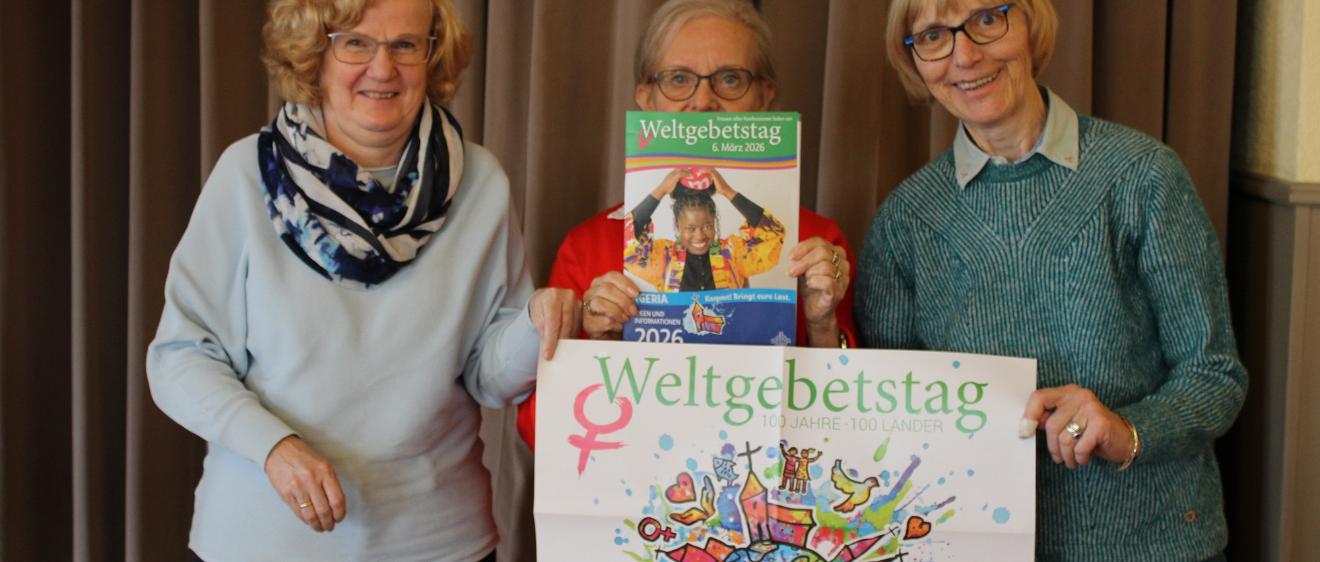 Christine Vorländer (Neuweiler), Karin Klein (Elversberg) und Christiane  Siewert (Sulzbach, von links) präsentieren Flyer und Plakat zurm Weltgebetstag.