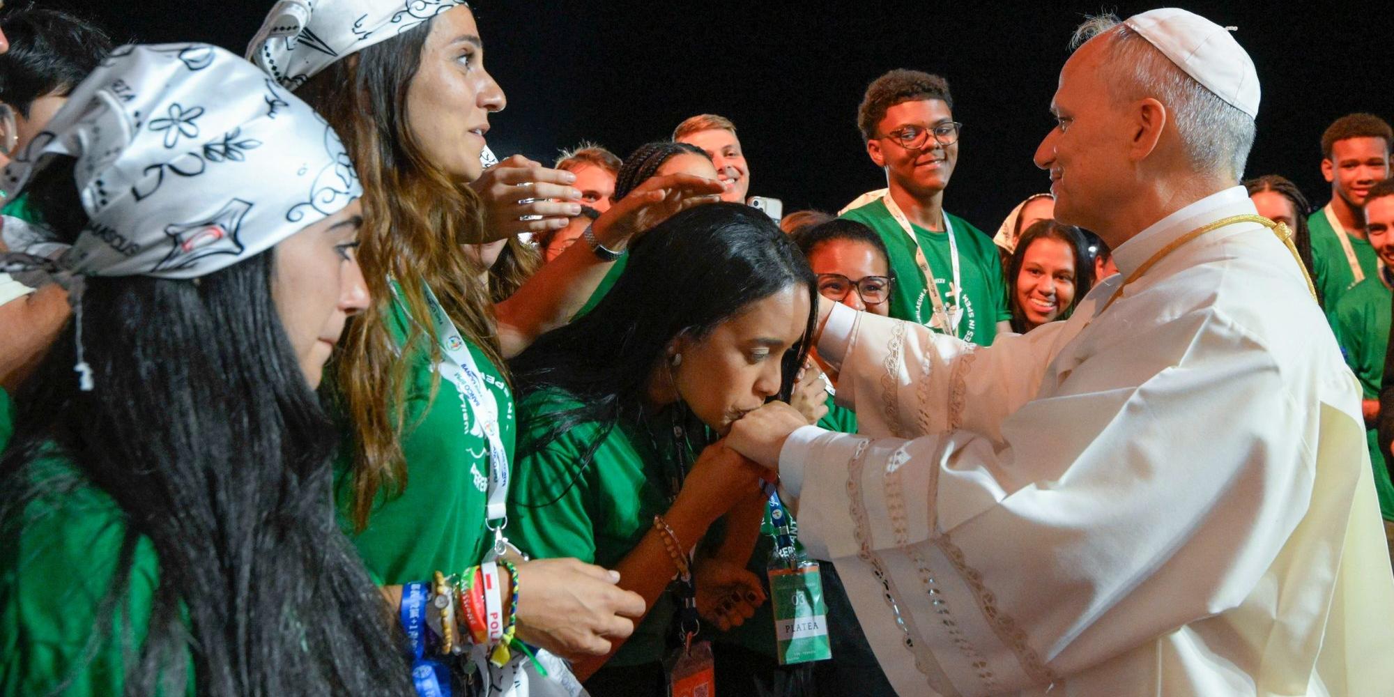 Papst Leo XIV. spricht mit Jugendlichen Pilgern bei der Gebetsnacht auf dem Gelände von Tor Vergata in Rom.