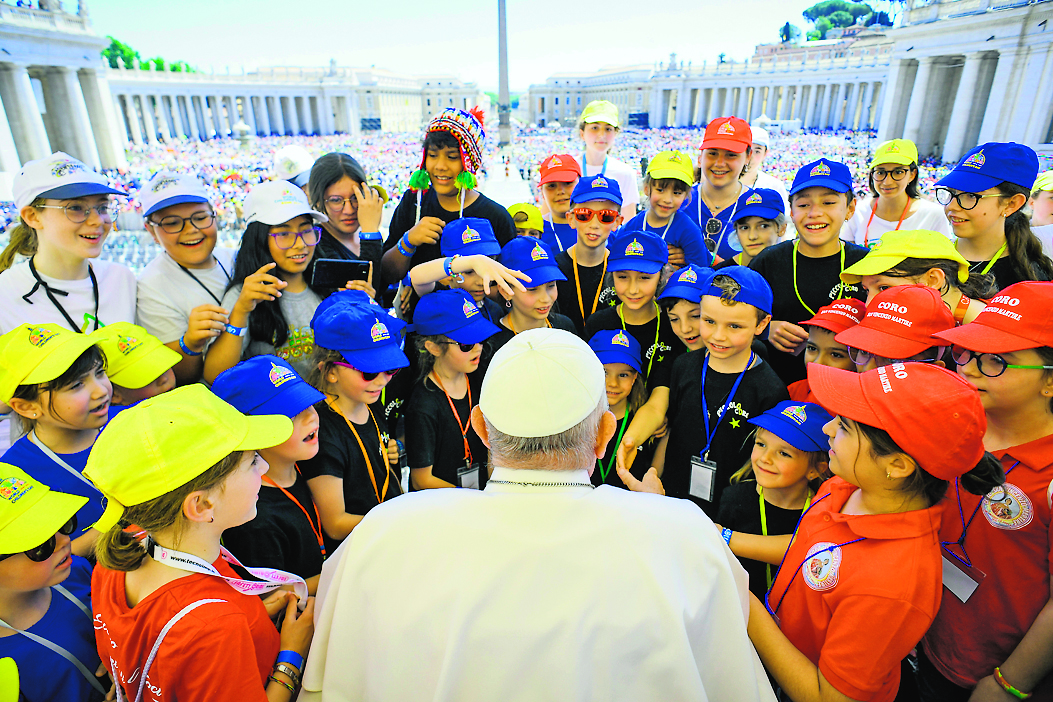 Kinder und Jugendliche umringen den Papst zum Anschluss des Weltkindertags auf dem Petersplatz im Vatikan.