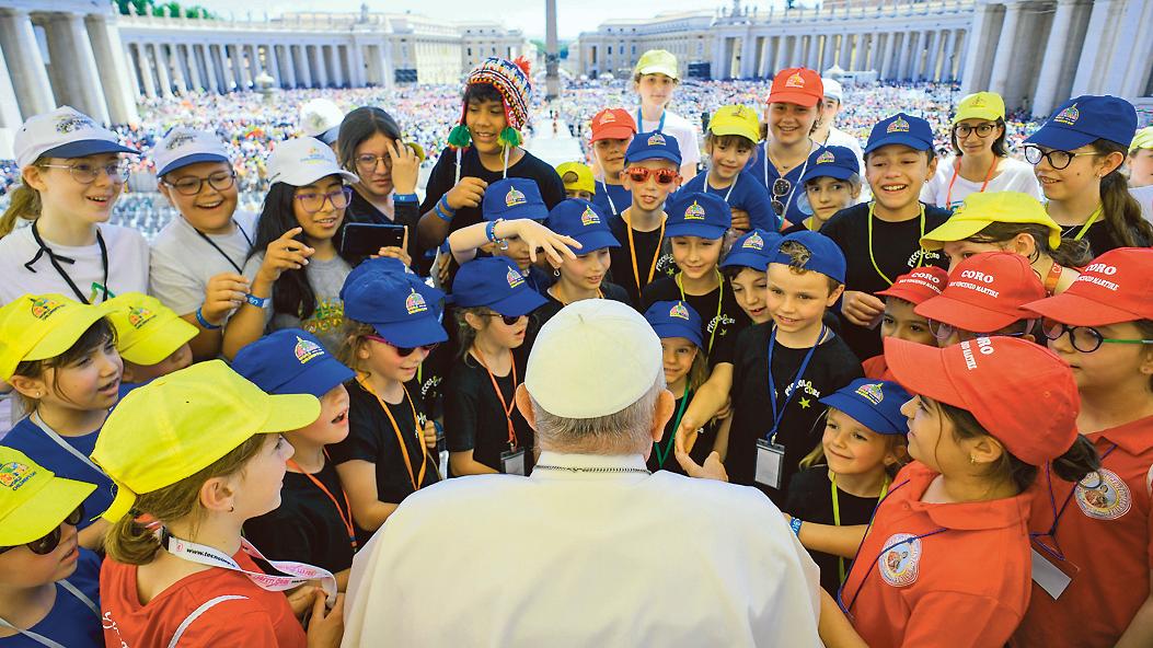 Kinder und Jugendliche umringen den Papst zum Anschluss des Weltkindertags auf dem Petersplatz im Vatikan.