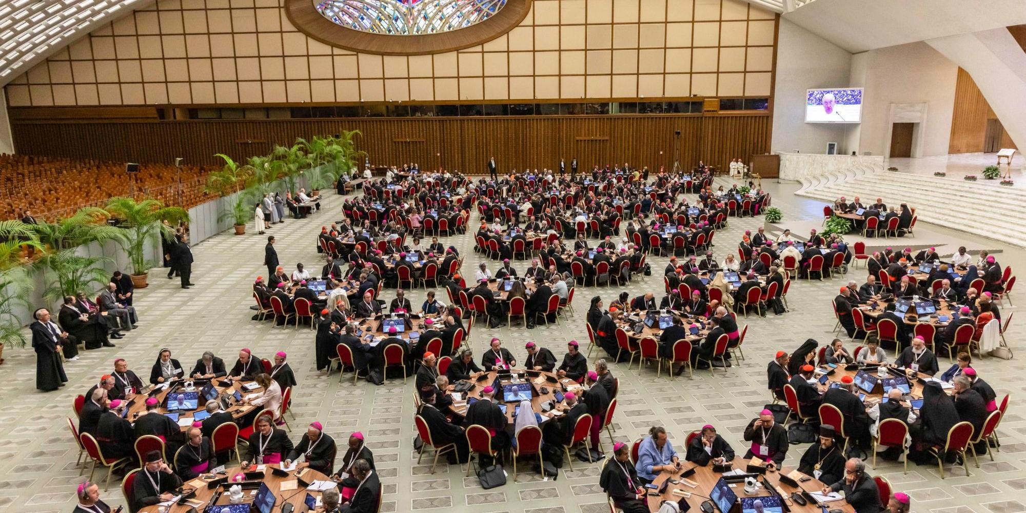 Die Teilnehmenden kommen in der zur Synodenaula umgebauten Audienzhalle im Vatikan zusammen