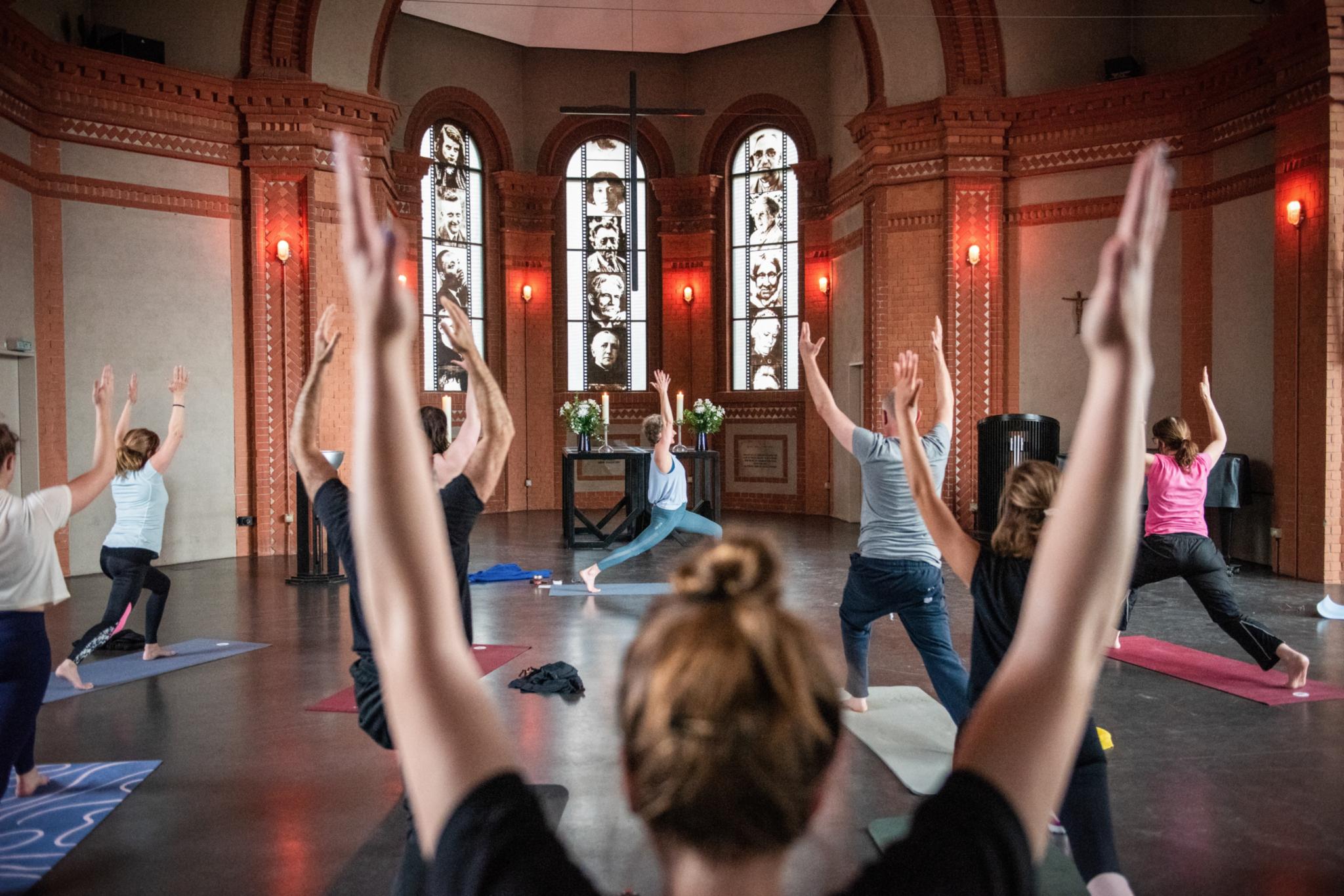 Auf der Suche nach der inneren Ruhe und den damit einhergehenden Glücksmomenten kann auch die Meditation an spirituellen Orten eine große Rolle spielen