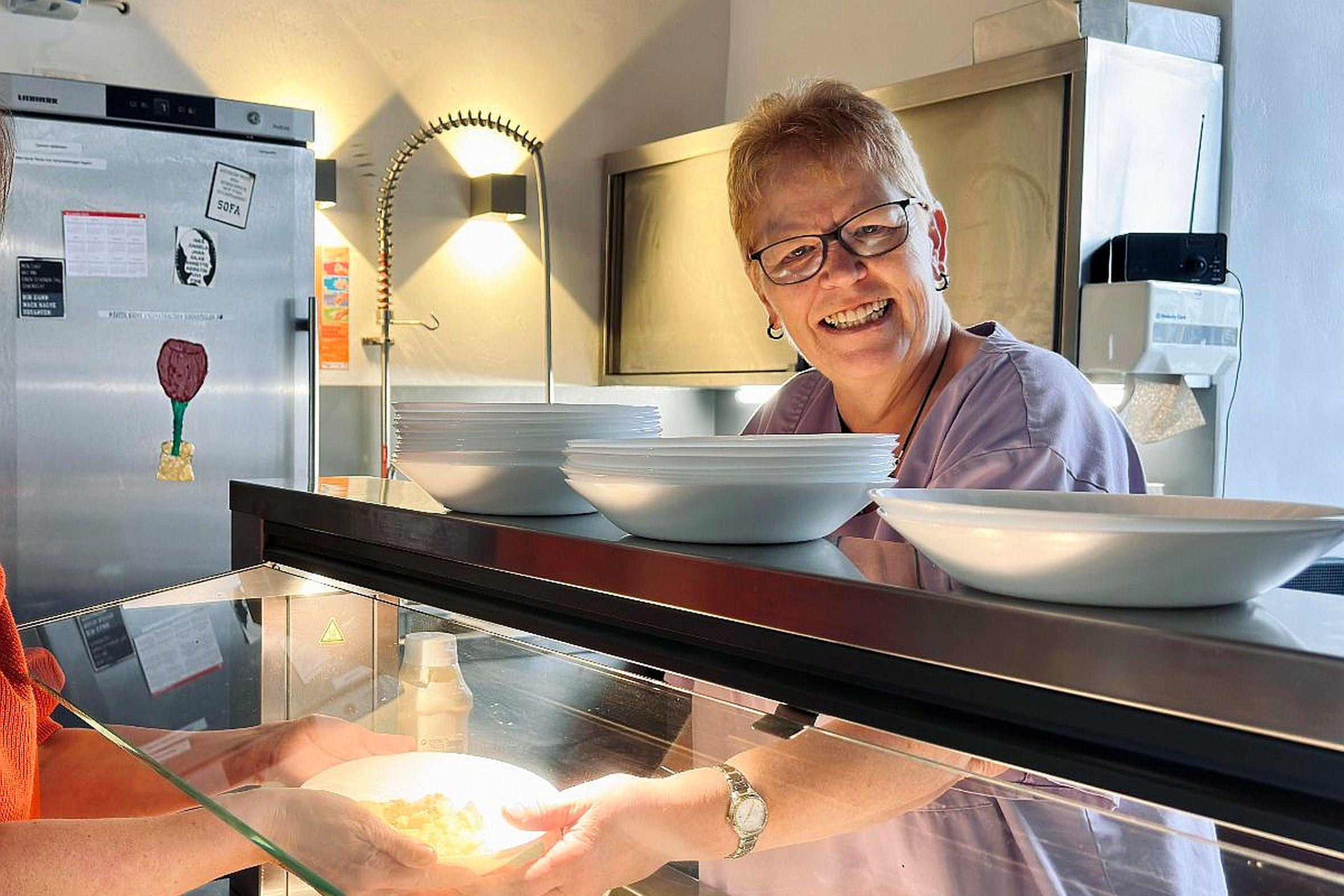 Köchin Rosi Strupeck sorgt dafür, dass das Essen lecker schmeckt.